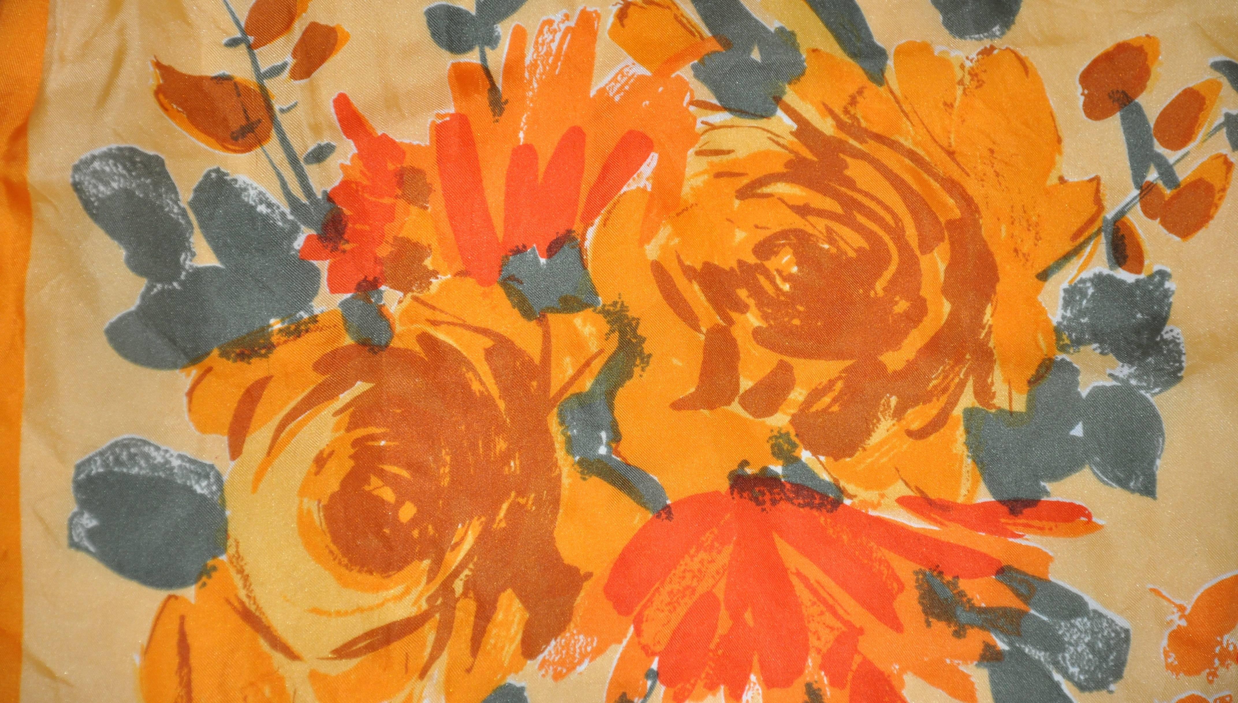 Écharpe en soie Vera « Burst of Tangerine & Orange Floral » Bon état - En vente à New York, NY