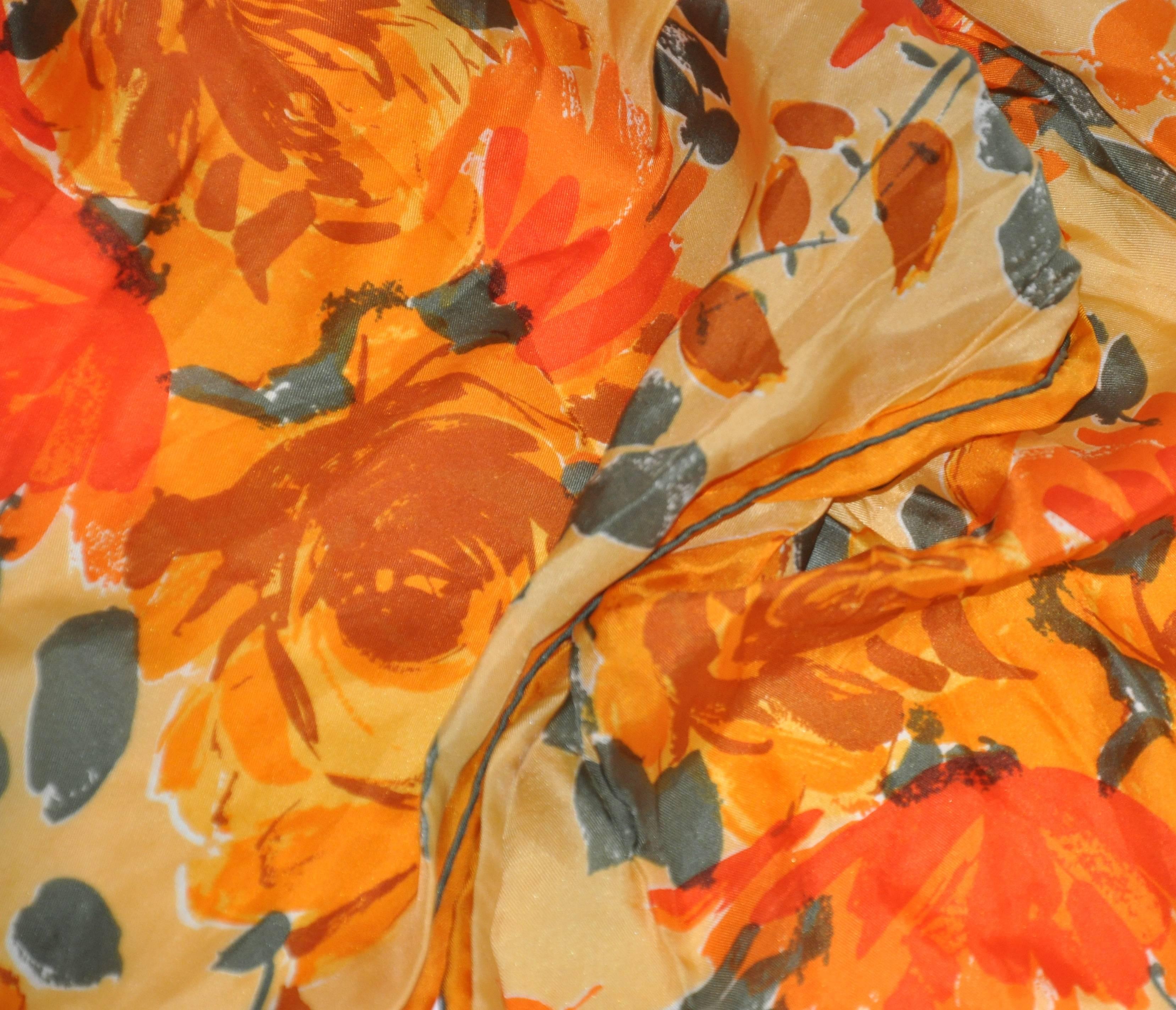 Écharpe en soie Vera « Burst of Tangerine & Orange Floral » Unisexe en vente