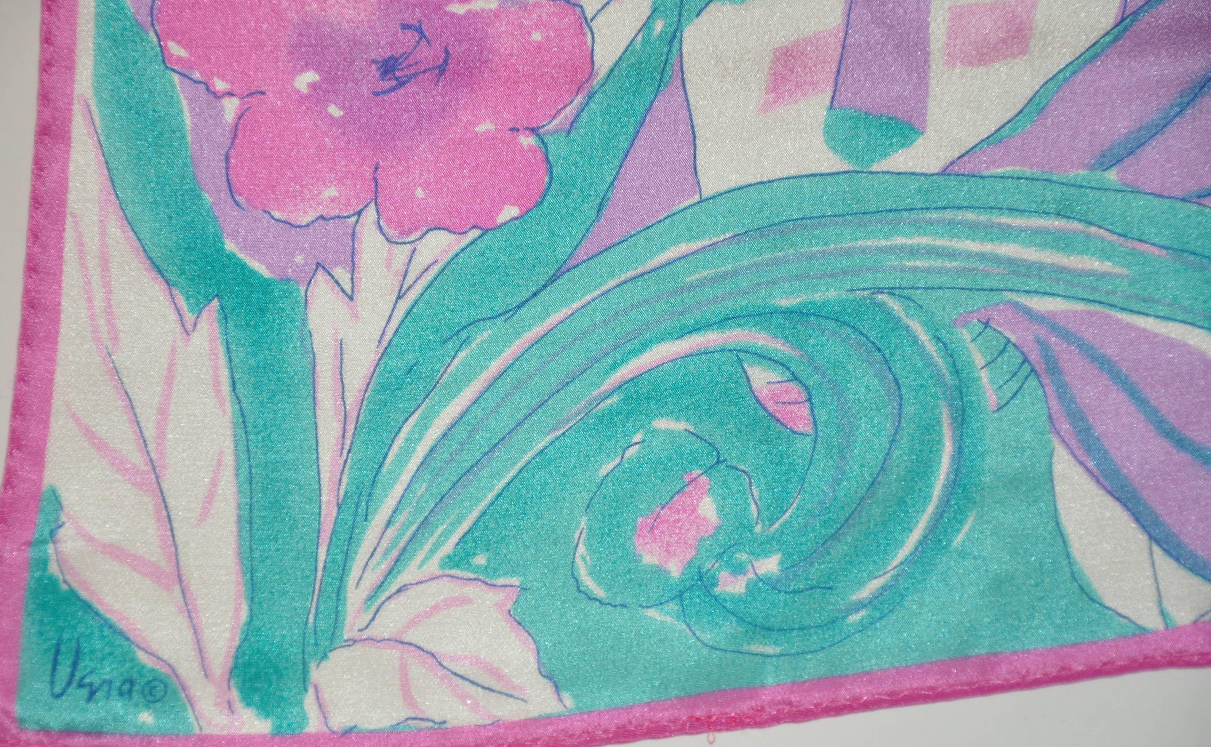Vera merveilleuse combinaison élégante de turquoise, de rose et de lavande donne un joli foulard en soie à thème floral. Ce foulard mesure 10 1/2