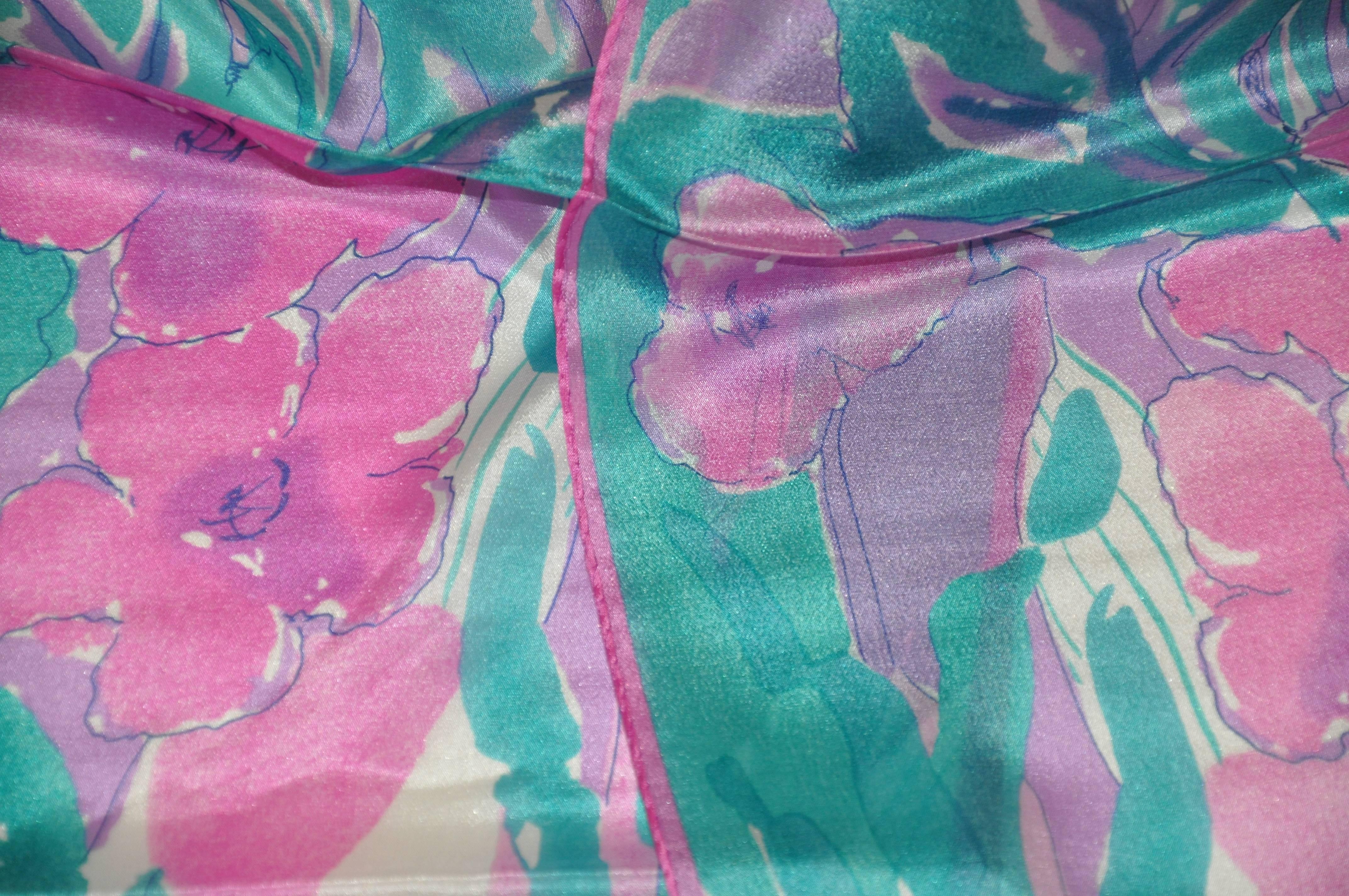 Écharpe en soie à fleurs Vera turquoise, rose et lavande Bon état - En vente à New York, NY