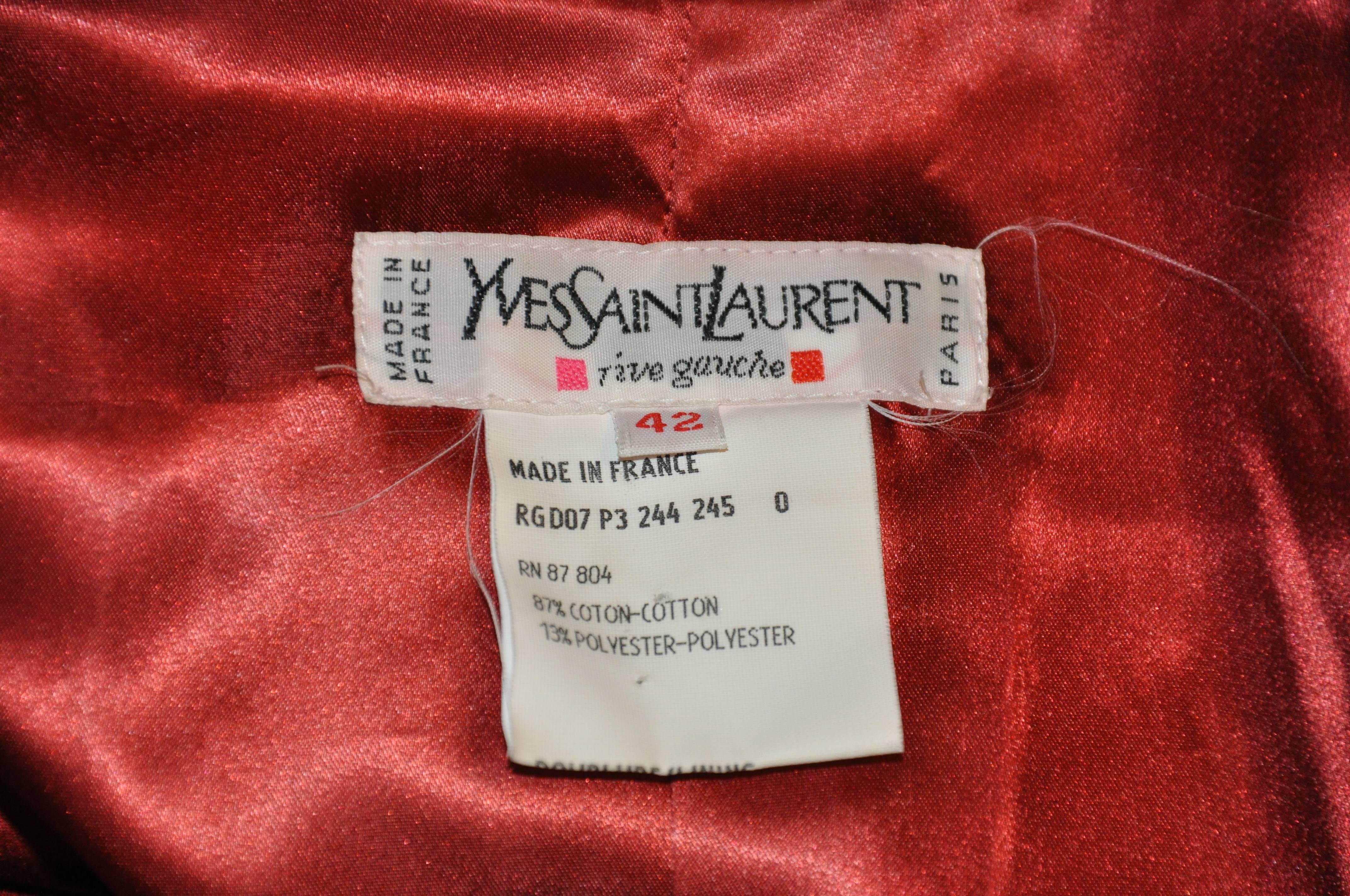 Yves Saint Laurent - Giacca con bottoni smock in velluto di cotone rosso scuro e nero in vendita 2