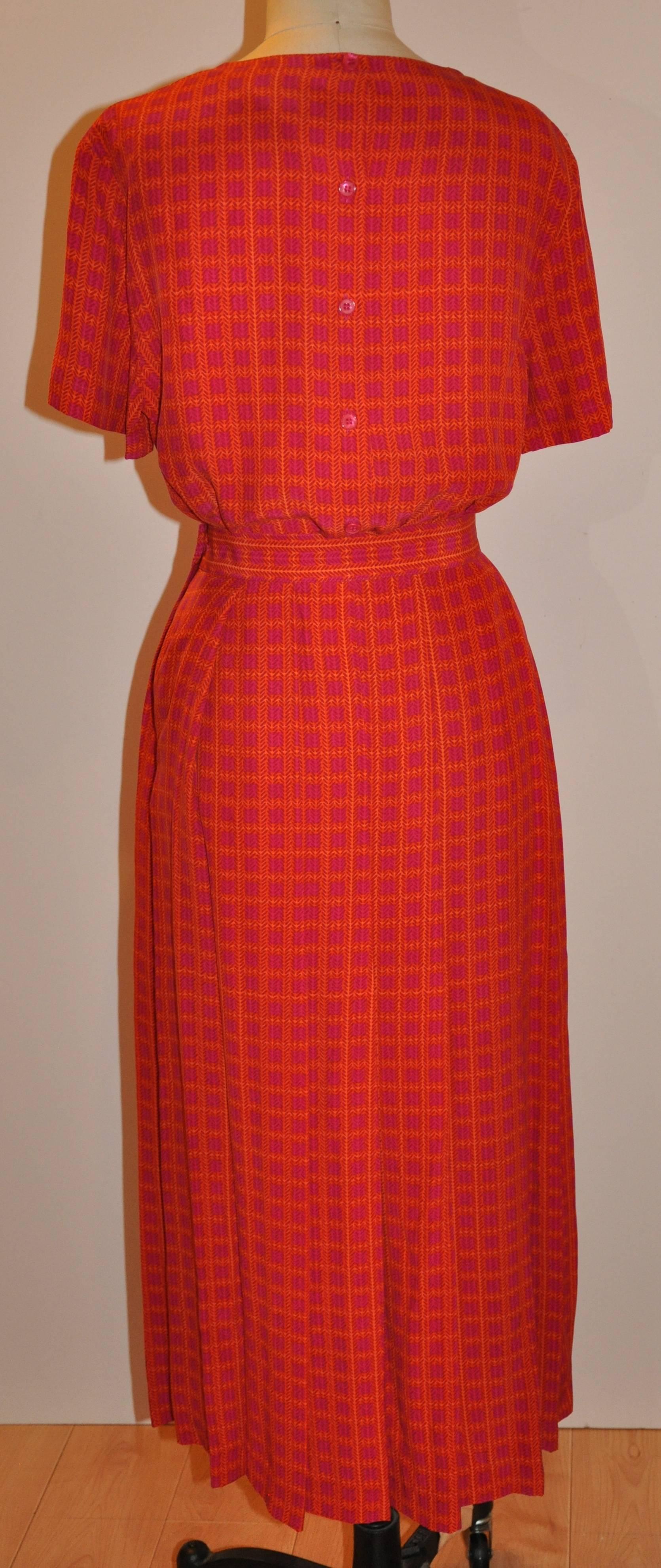 Liz Claiborne "Collection" wonderful combination of fuchsia & tangerine silk 2-piece ensemble makes for an elegant wear. The top measures 17" across the shoulder, length is 24 1/2", underarm circumference is 39",