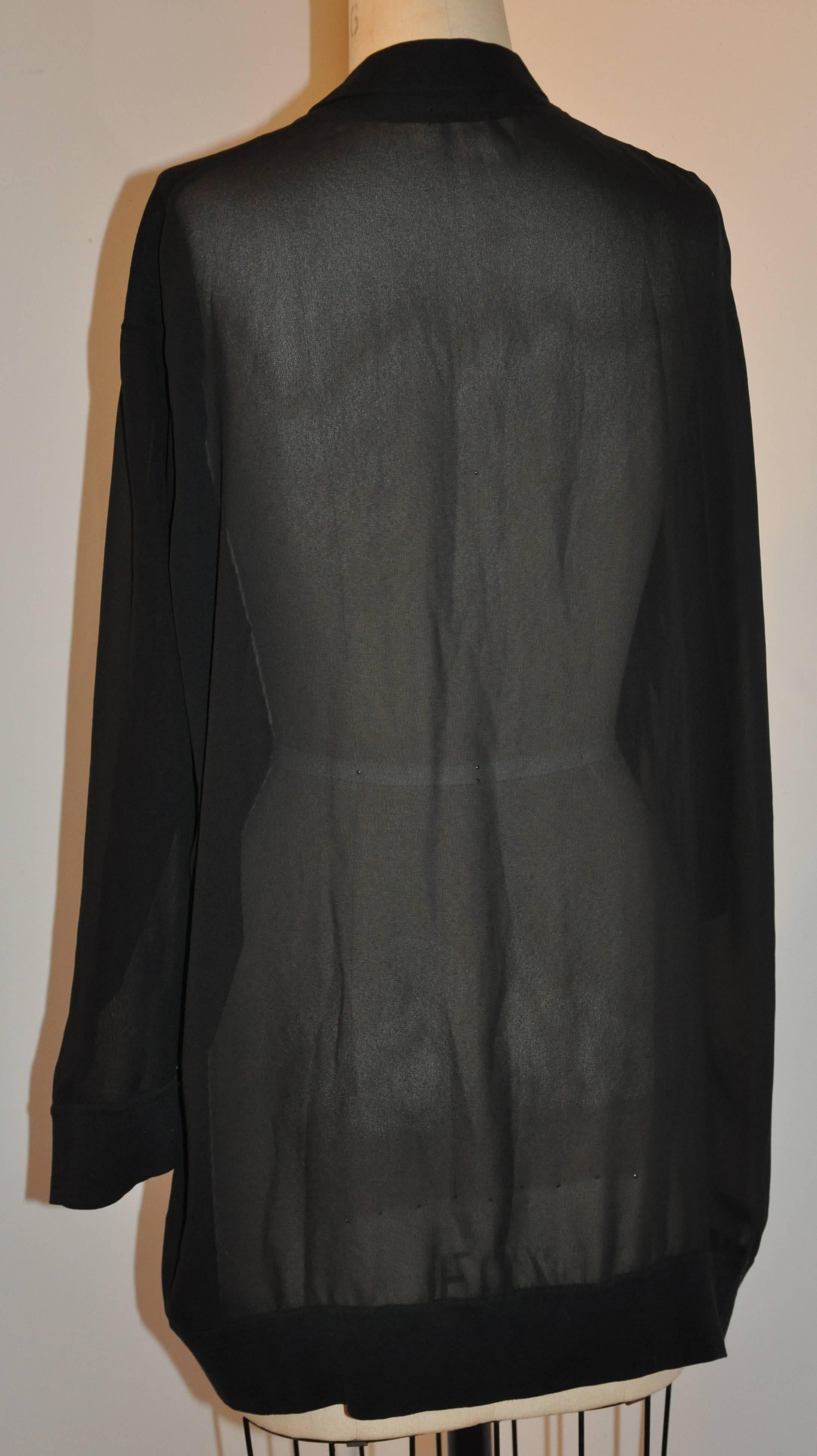 Wunderschöne schwarze Strickjacke von COS mit schwarzem Baumwolleinsatz auf der Vorderseite und zwei Taschen auf der Vorderseite. Der Ausschnitt, die Manschetten und der Saum sind mit detaillierten Baumwolleinsätzen versehen, ebenso wie die vordere