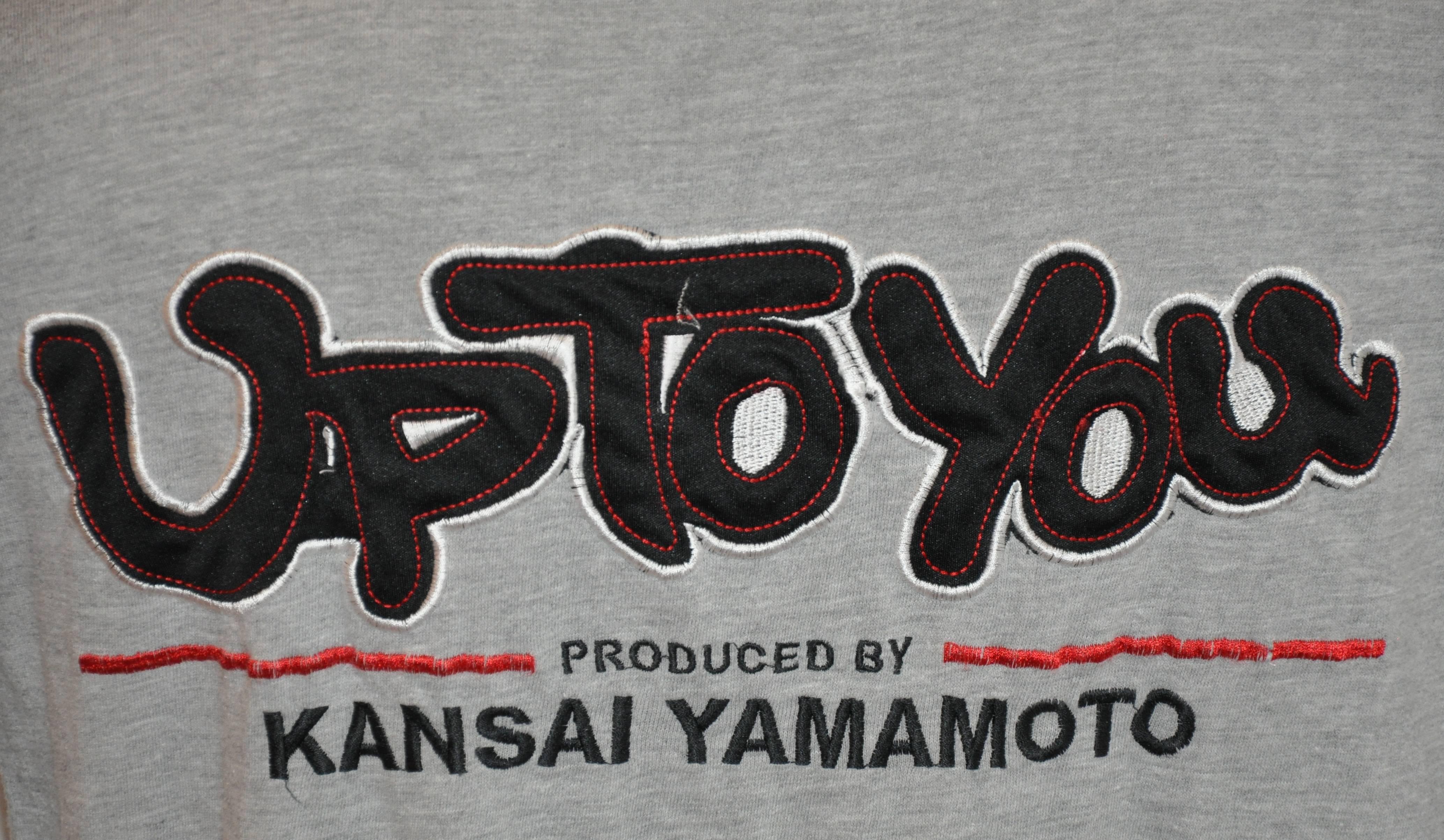 Kansai Yamamoto „Up To You“ Grauer bestickter Herrenteppich aus Baumwolle im Zustand „Gut“ im Angebot in New York, NY
