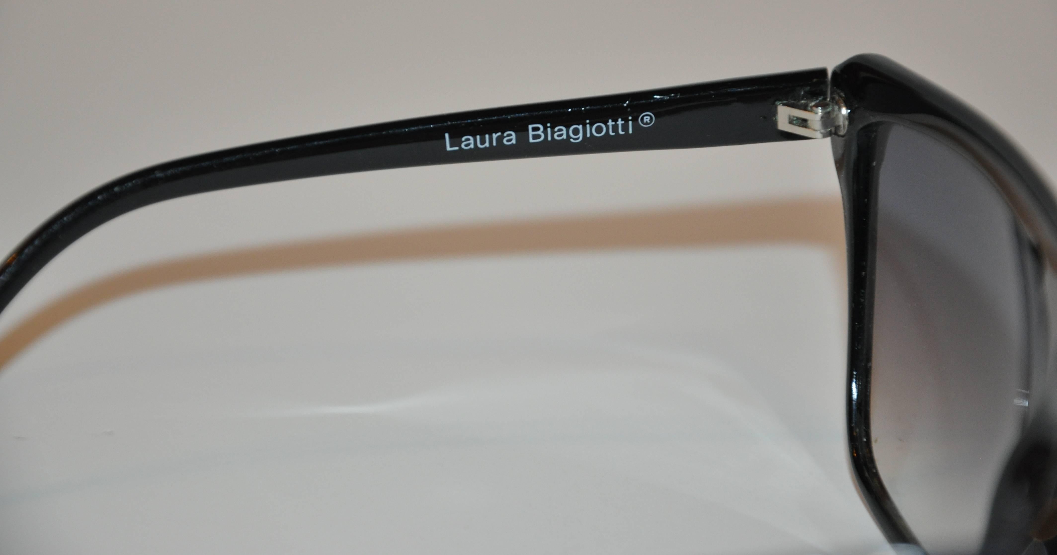 Laura Biagiotti Schwarze Lucid-Sonnenbrille mit grauer und cremefarbener „Schlange“-Lucid (Grau) im Angebot