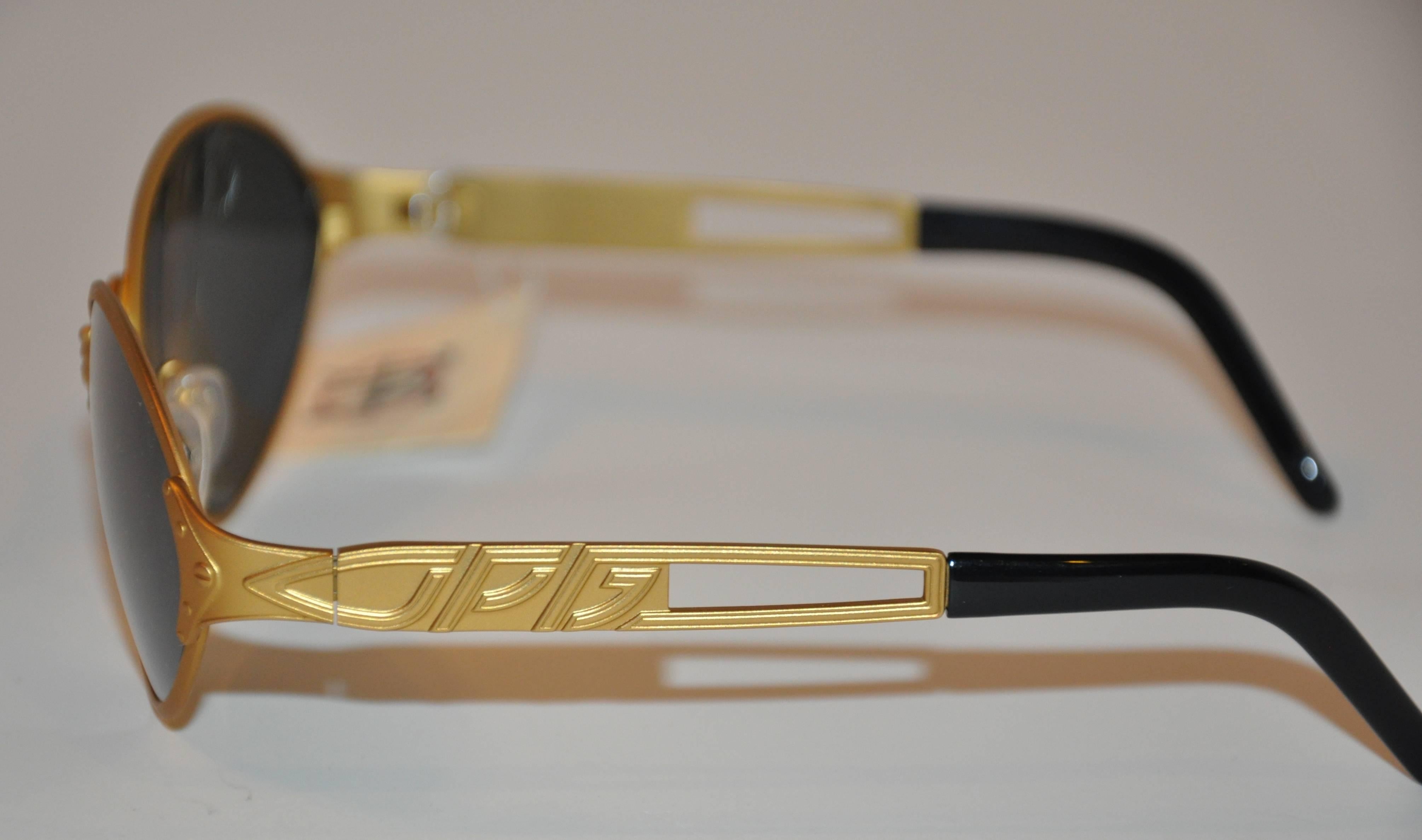 Jean Paul Gaultier Goldfarbene, goldfarbene, akzentuierte Sonnenbrille mit Ohrsteckern (Schwarz) im Angebot