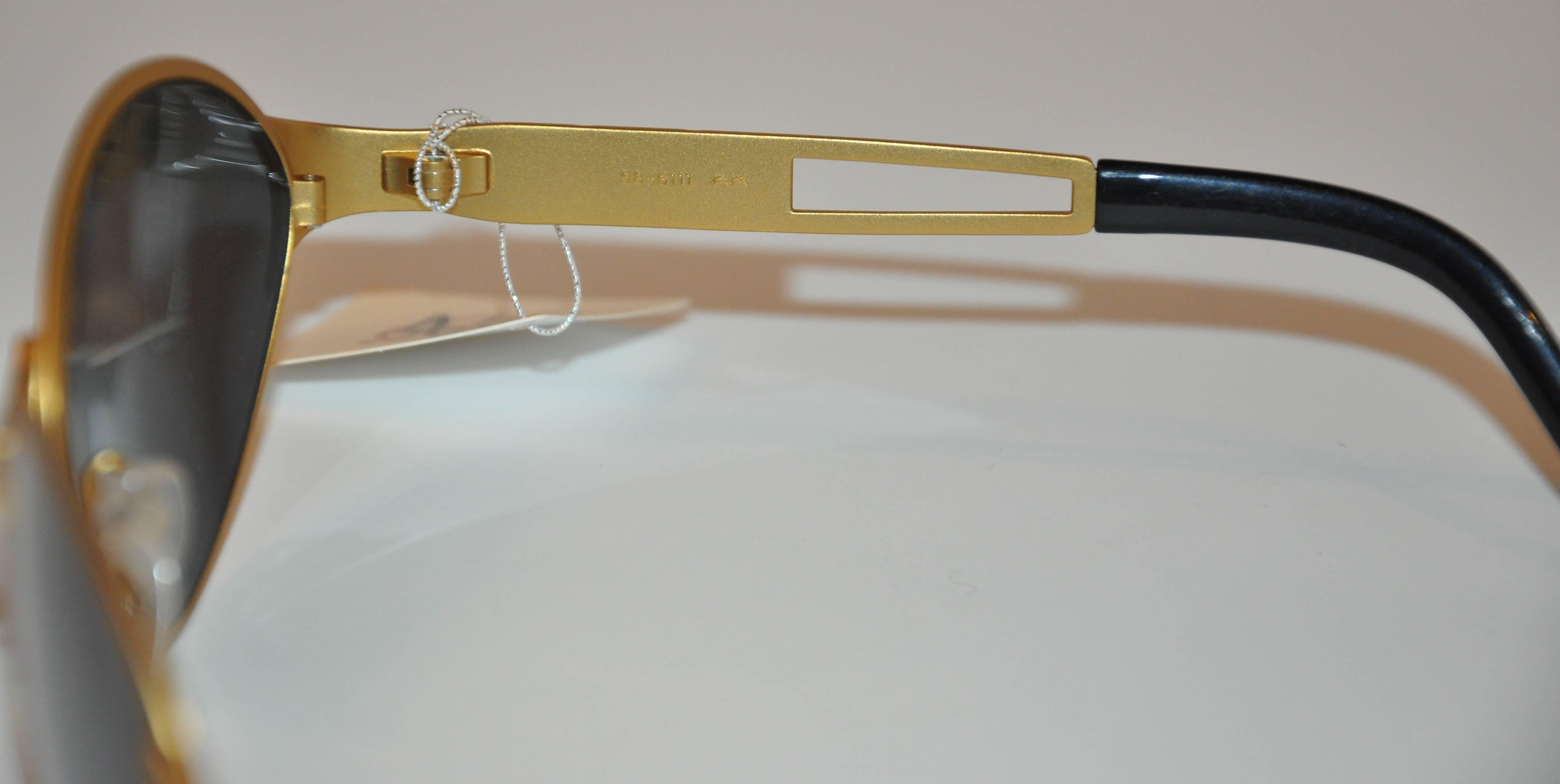 Jean Paul Gaultier Goldfarbene, goldfarbene, akzentuierte Sonnenbrille mit Ohrsteckern im Zustand „Gut“ im Angebot in New York, NY