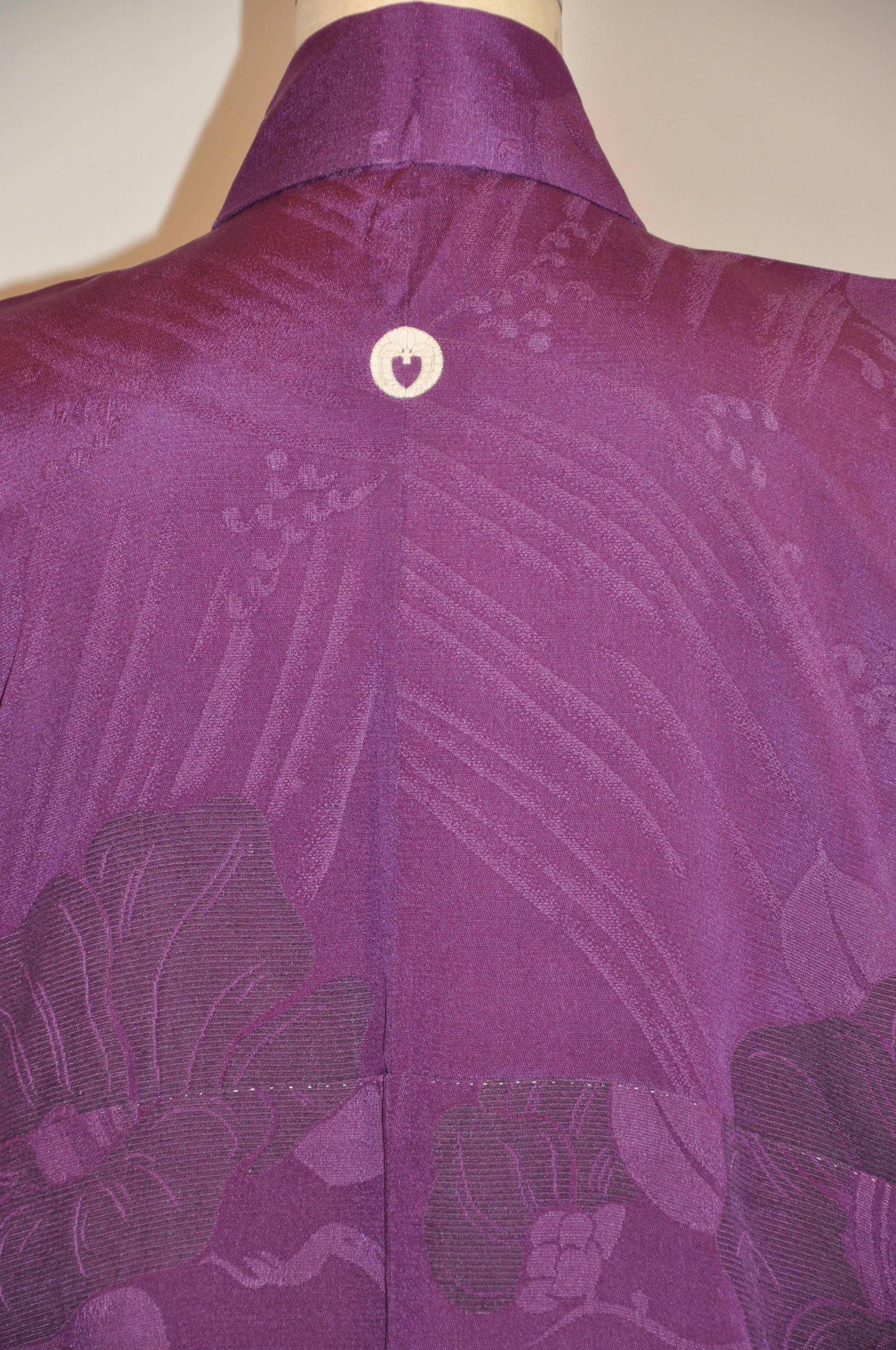 Violett auf Violett Seide mit mehrfarbigem, geblümtem Kimono und Blumenmuster (Schwarz) im Angebot