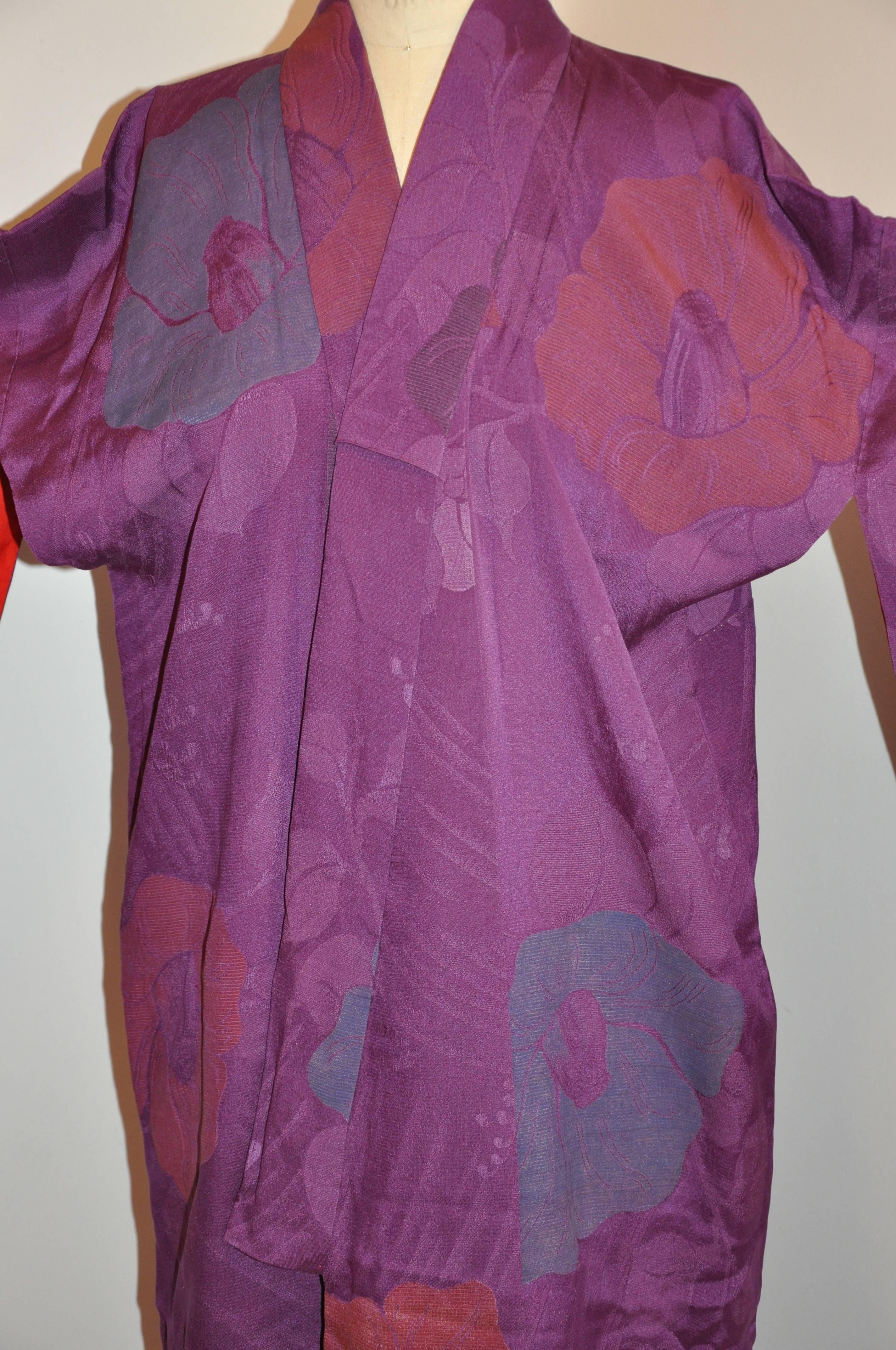 Violett auf Violett Seide mit mehrfarbigem, geblümtem Kimono und Blumenmuster im Zustand „Gut“ im Angebot in New York, NY