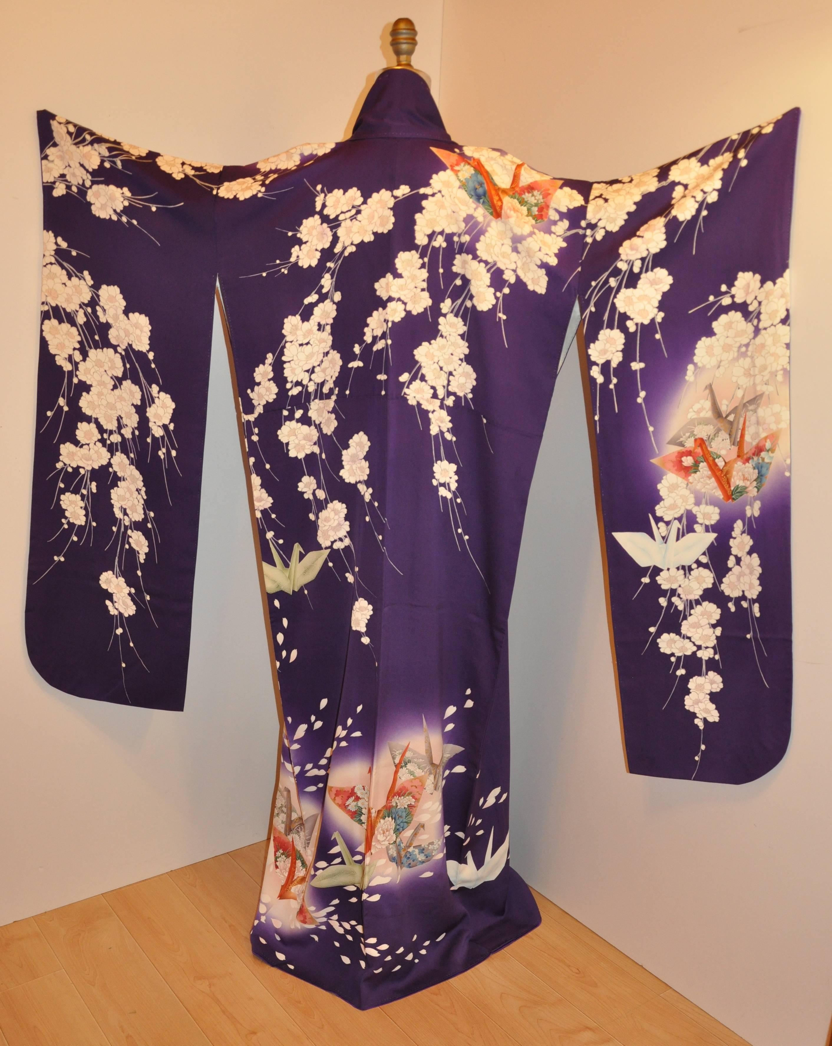        Merveilleusement détaillé, le kimono en soie violette rehaussé de 