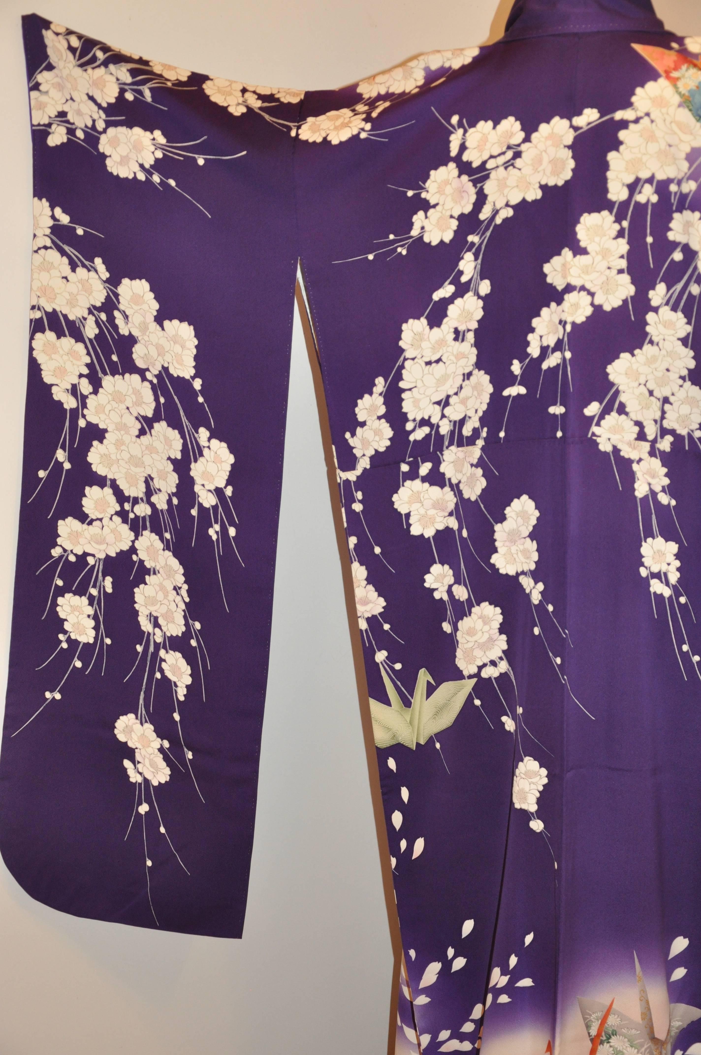 Seidenkimono in kühnem Violett mit „Floral & Origami Cranes“ im Angebot 1