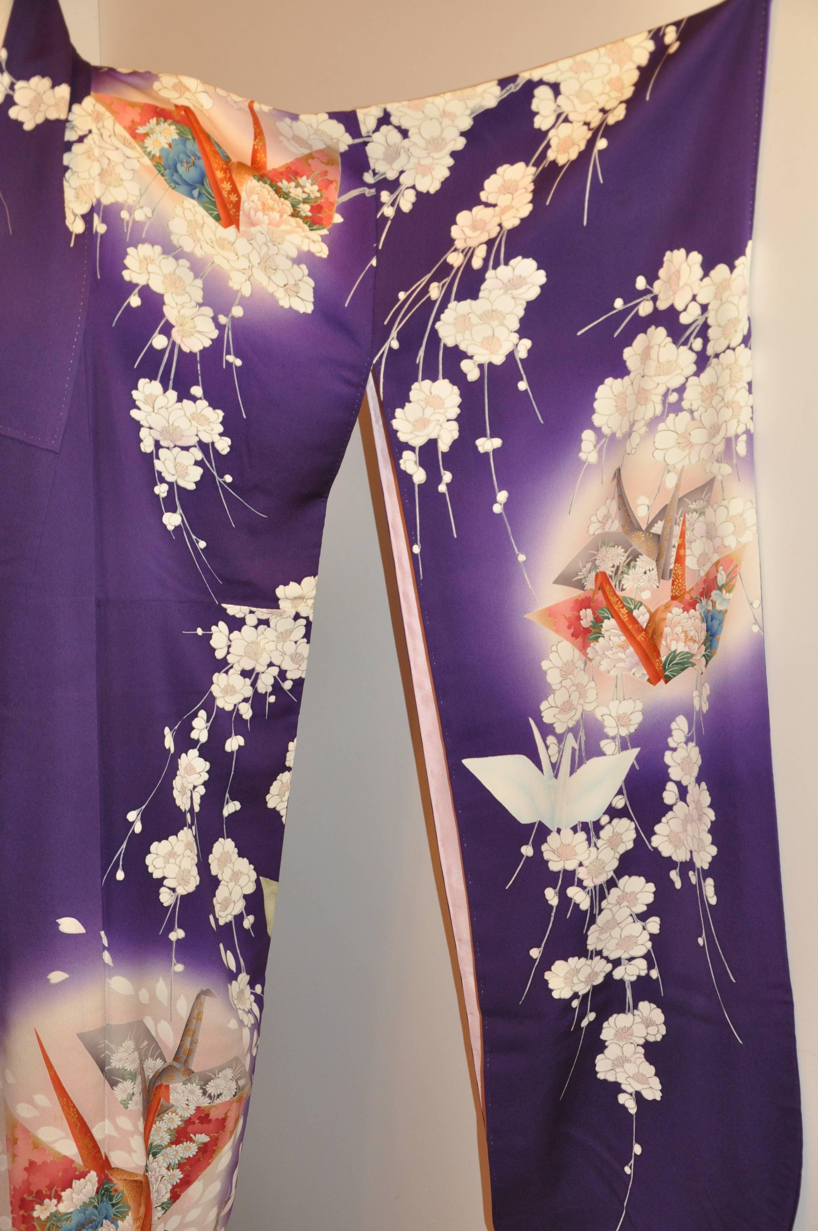 Kimono en soie violet audacieux avec grues florales et Origami en vente 2