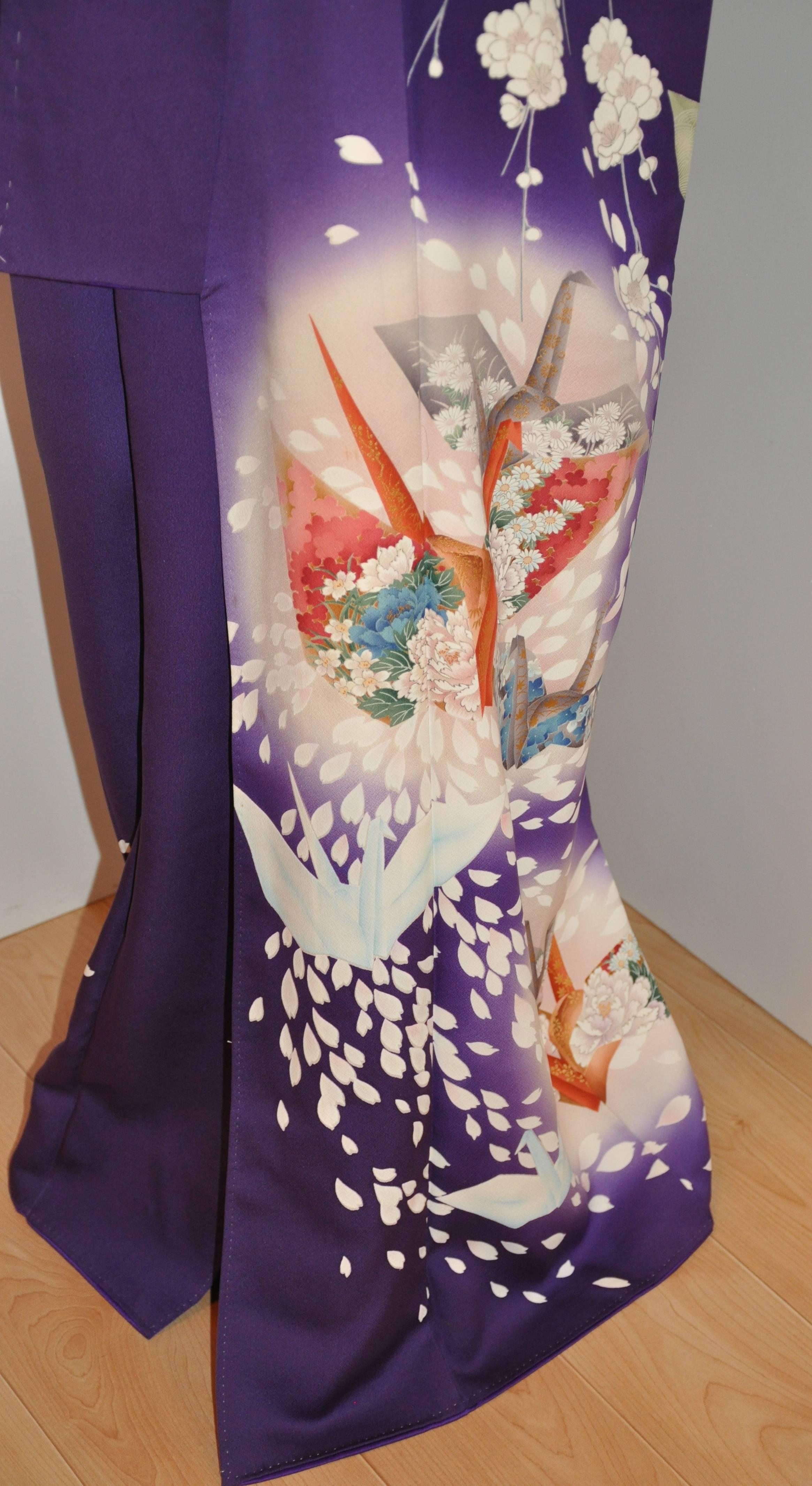 Seidenkimono in kühnem Violett mit „Floral & Origami Cranes“ im Angebot 3