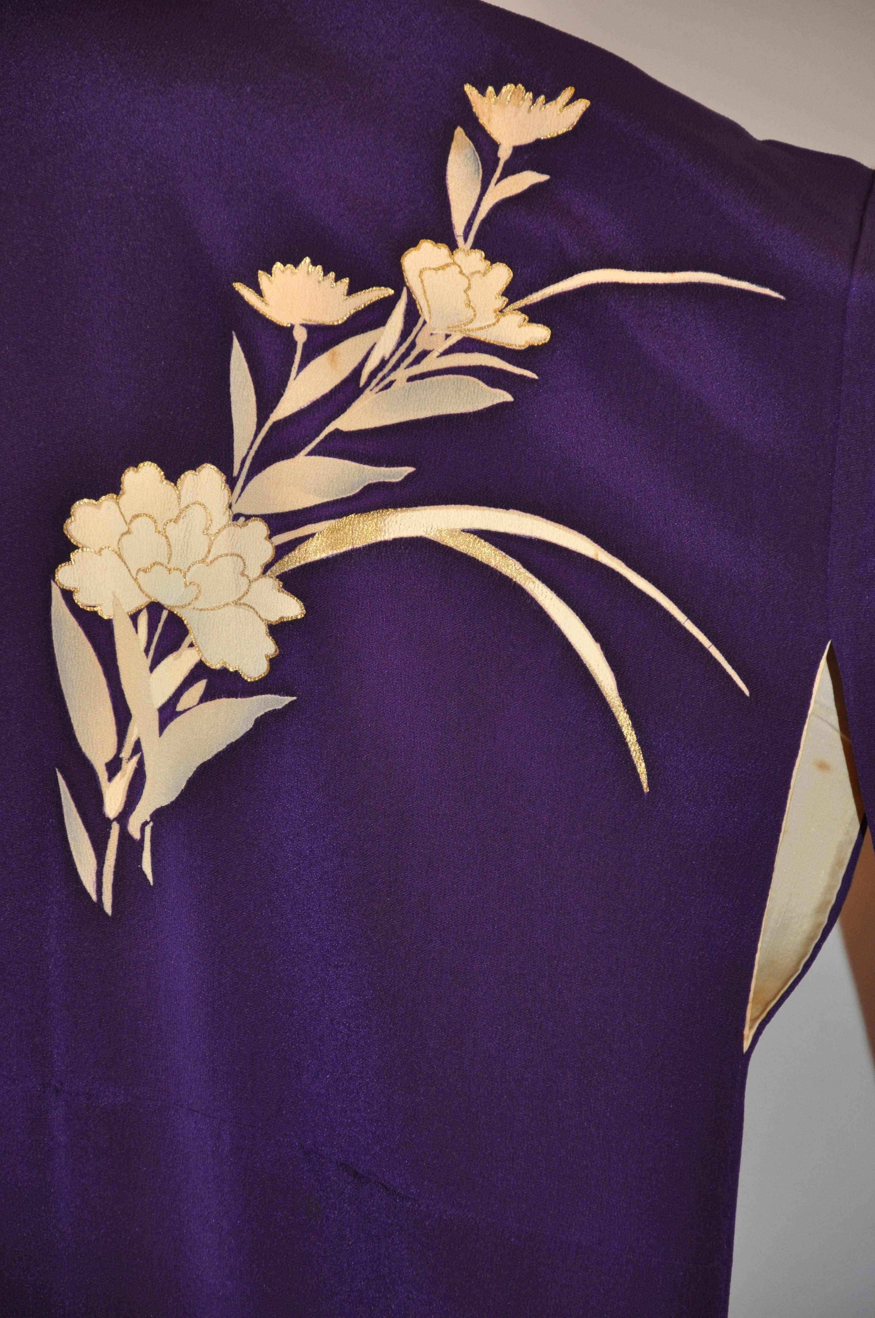 Violet Accented with Cream Florals & Metallic Gold Etching Silk Kimono In Good Condition For Sale In New York, NY