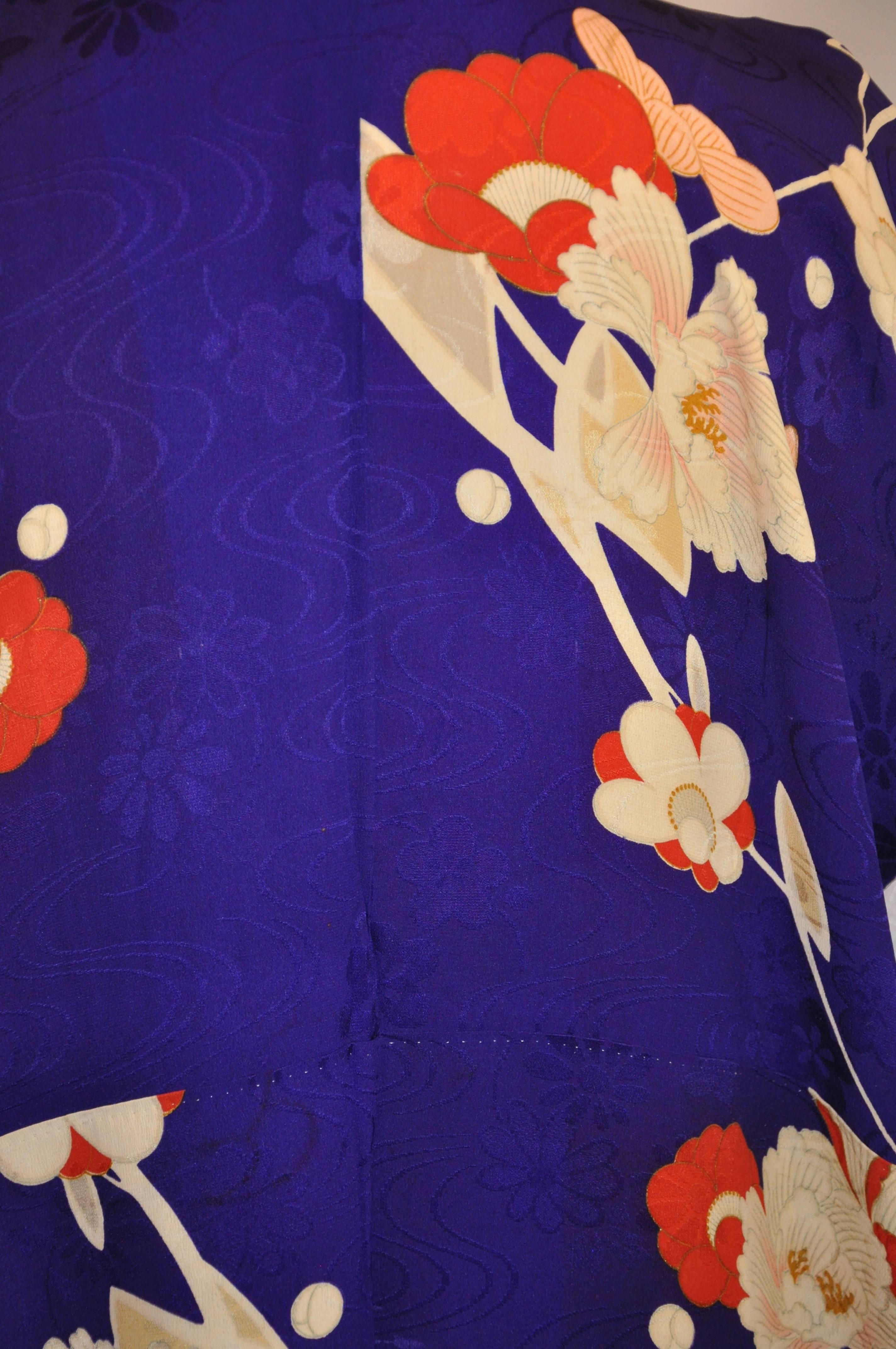 Lila auf Lila geblümter Seidenkimono mit mehrfarbigem Blumenmuster (Violett) im Angebot