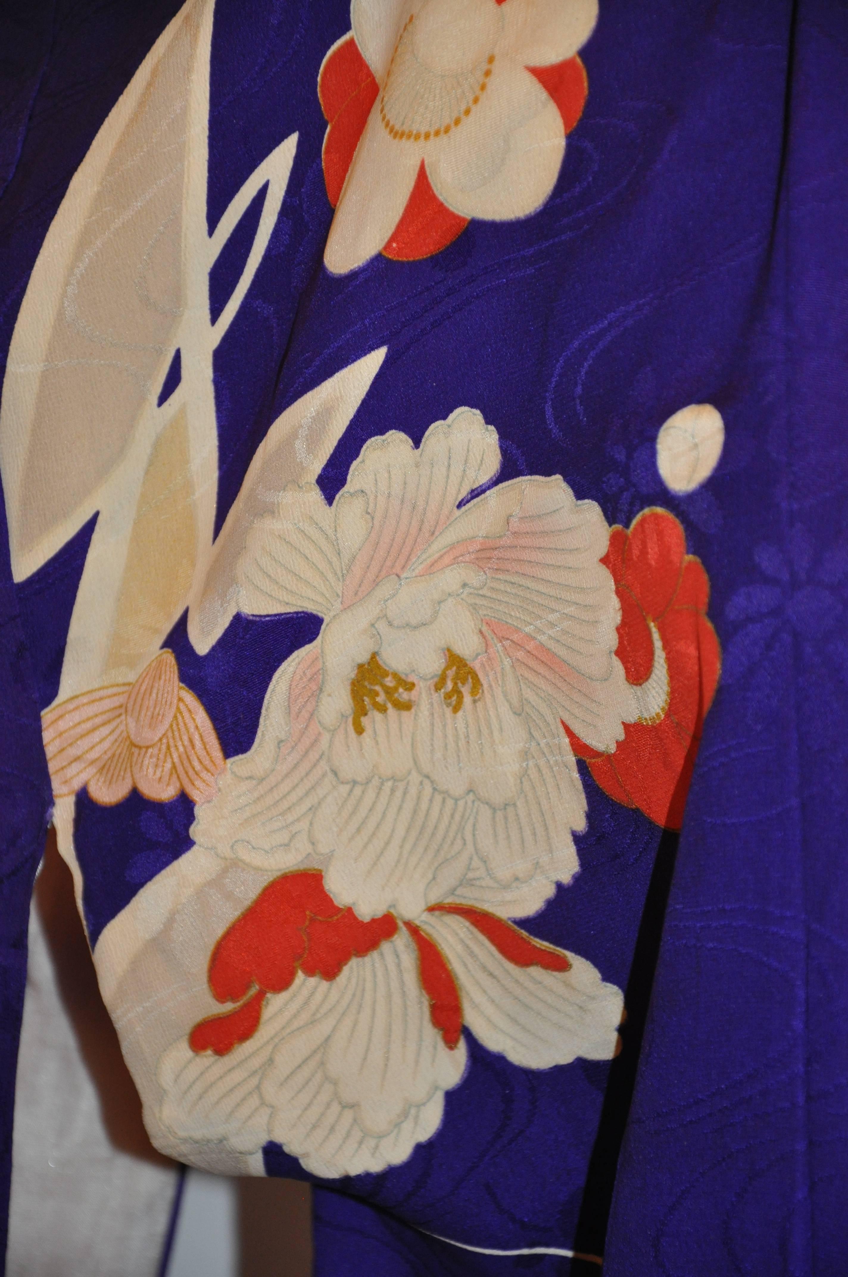 Lila auf Lila geblümter Seidenkimono mit mehrfarbigem Blumenmuster für Damen oder Herren im Angebot