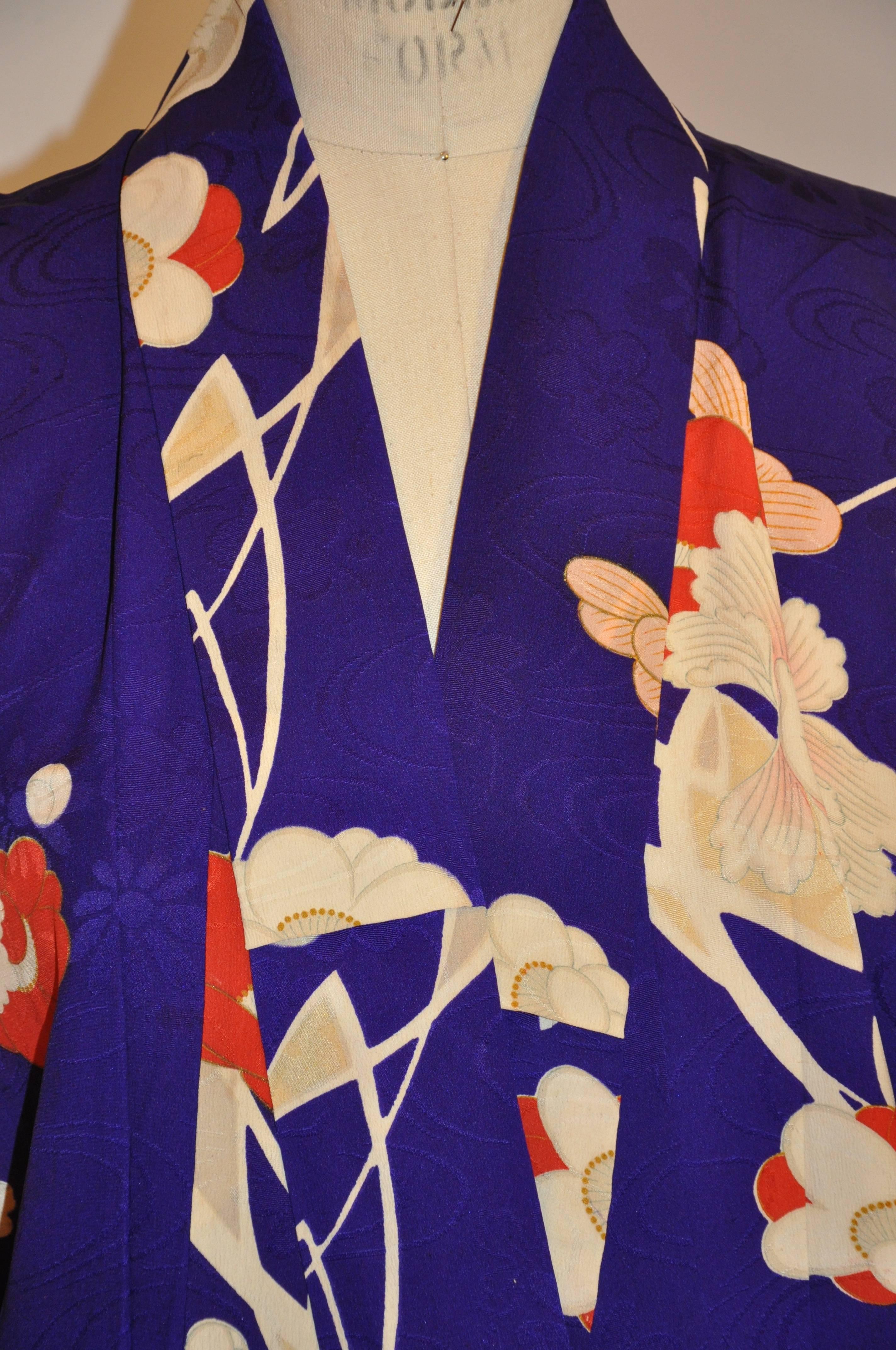 Kimono en soie à fleurs multicolores violette sur violette en vente 1