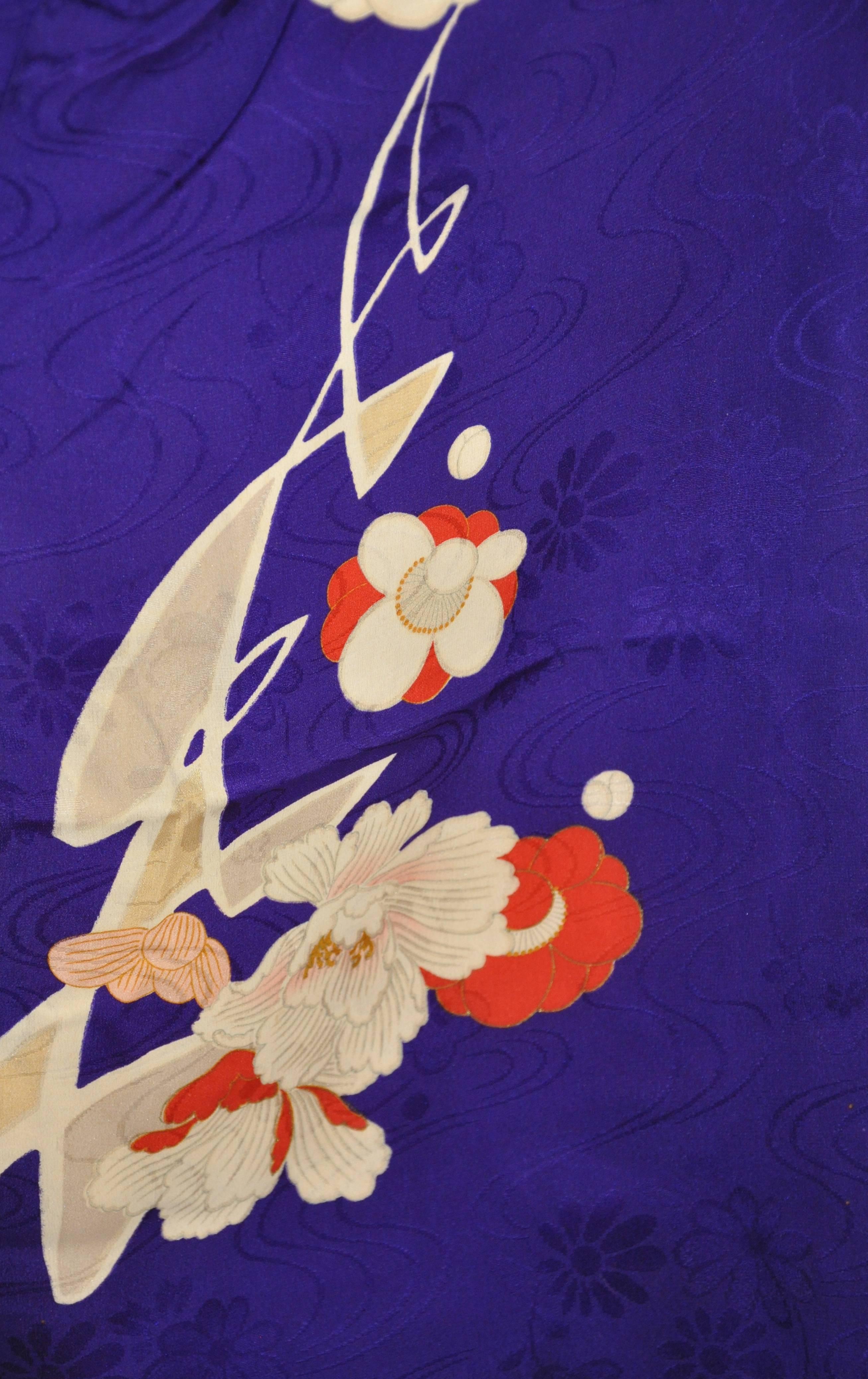 Kimono en soie à fleurs multicolores violette sur violette en vente 2