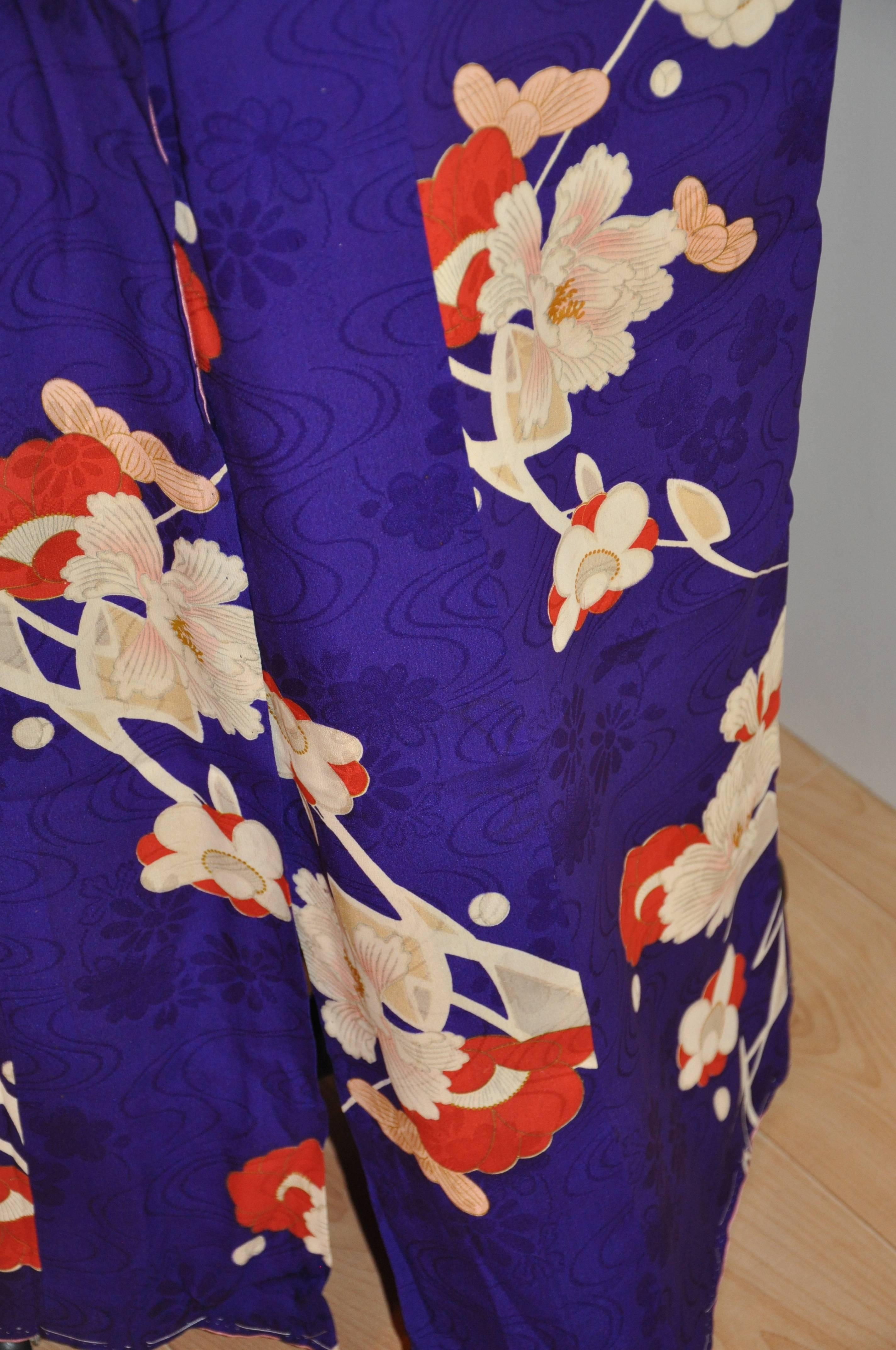 Kimono en soie à fleurs multicolores violette sur violette en vente 3