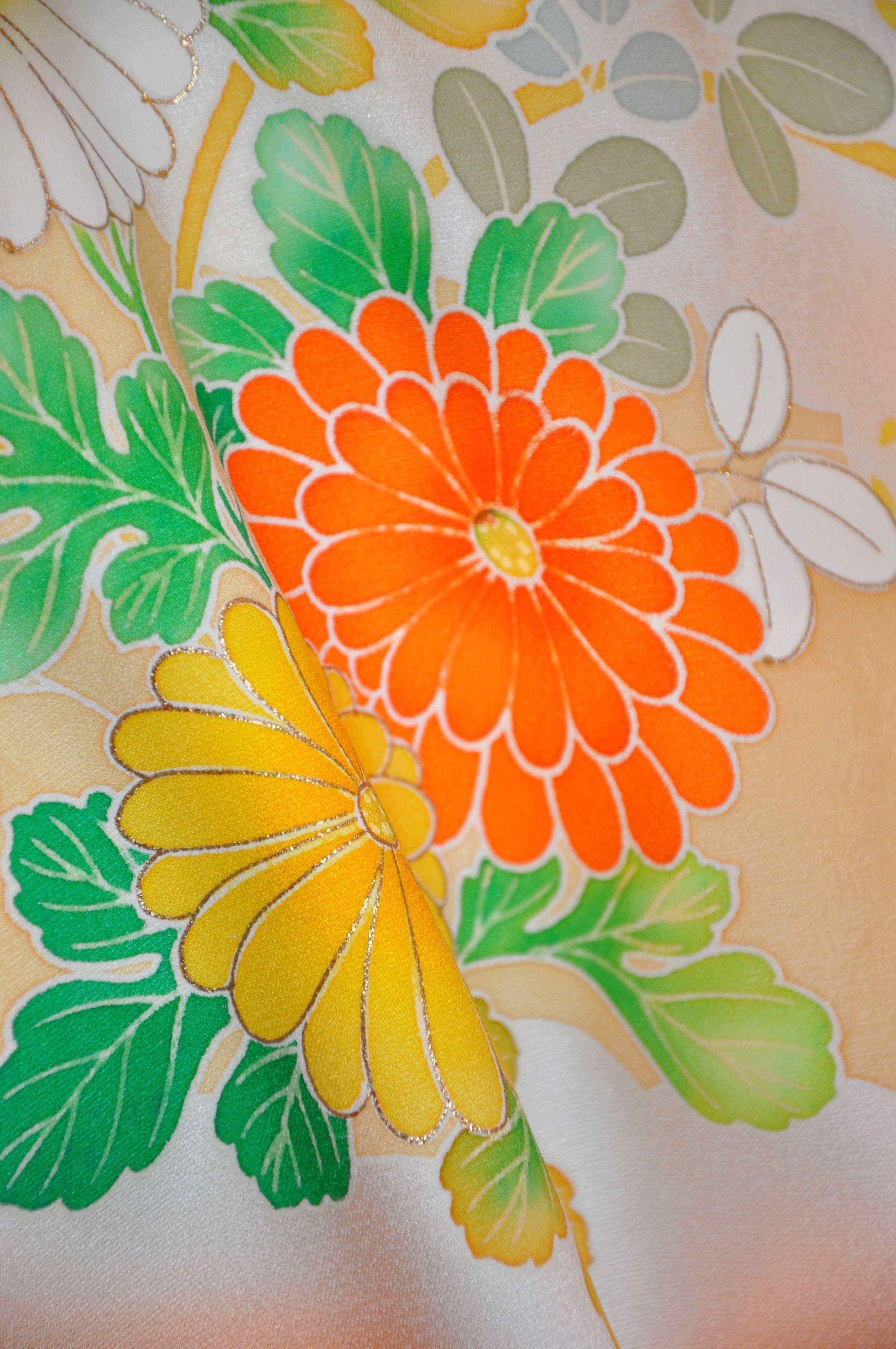 Warmiger Kimono aus bernsteinfarbener Seide mit mehrfarbigem Blumenmuster (Orange) im Angebot