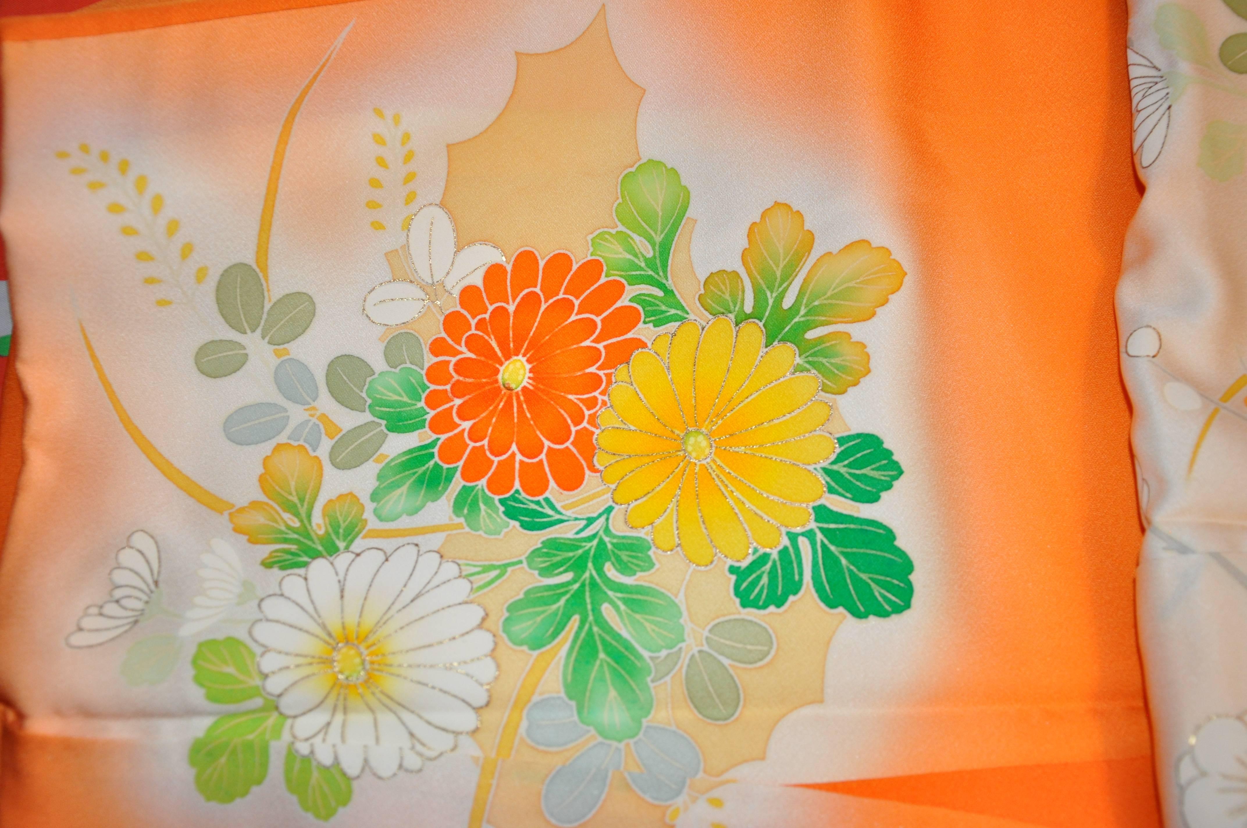 Warmiger Kimono aus bernsteinfarbener Seide mit mehrfarbigem Blumenmuster im Zustand „Gut“ im Angebot in New York, NY