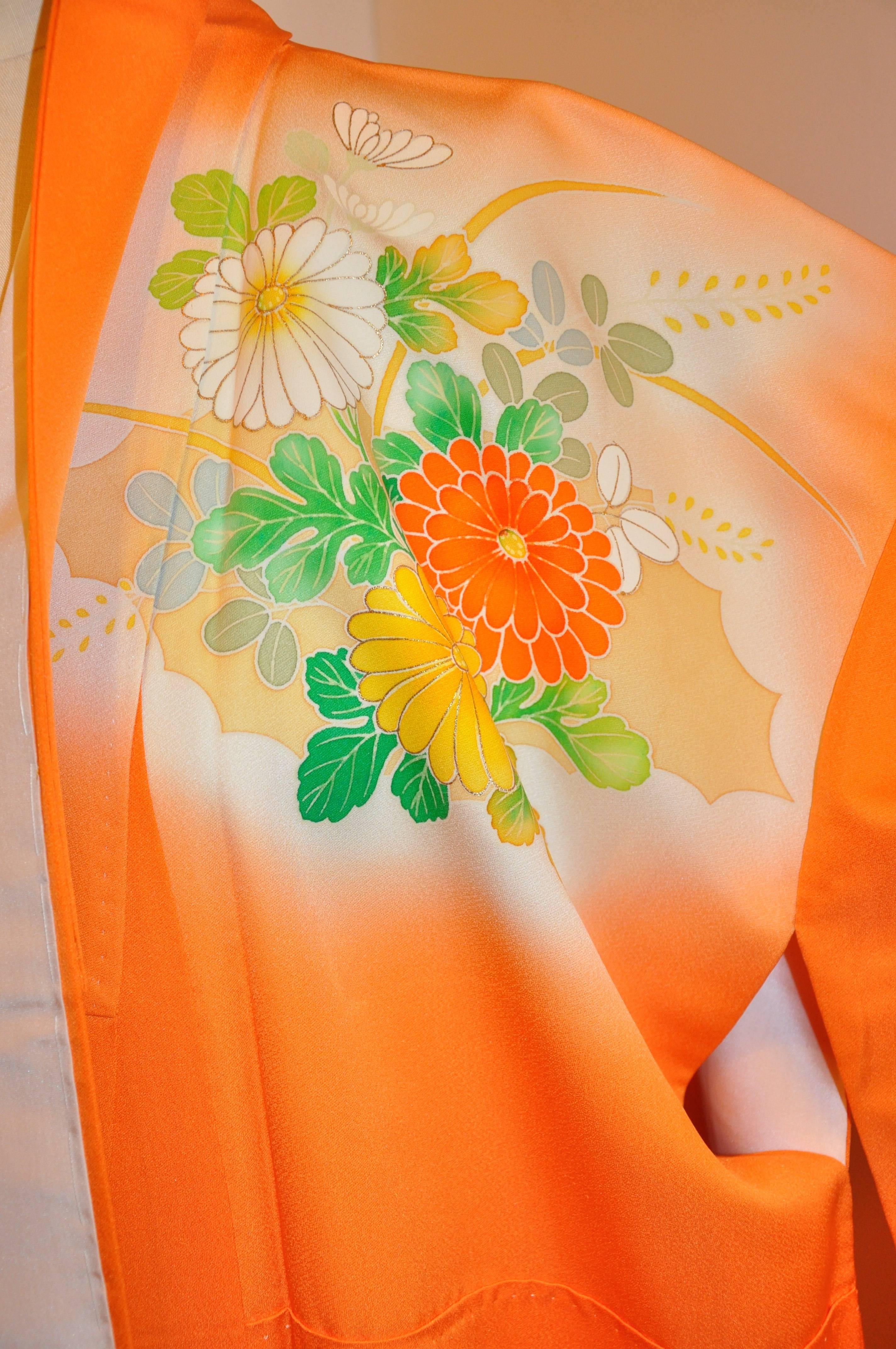 Warmiger Kimono aus bernsteinfarbener Seide mit mehrfarbigem Blumenmuster für Damen oder Herren im Angebot
