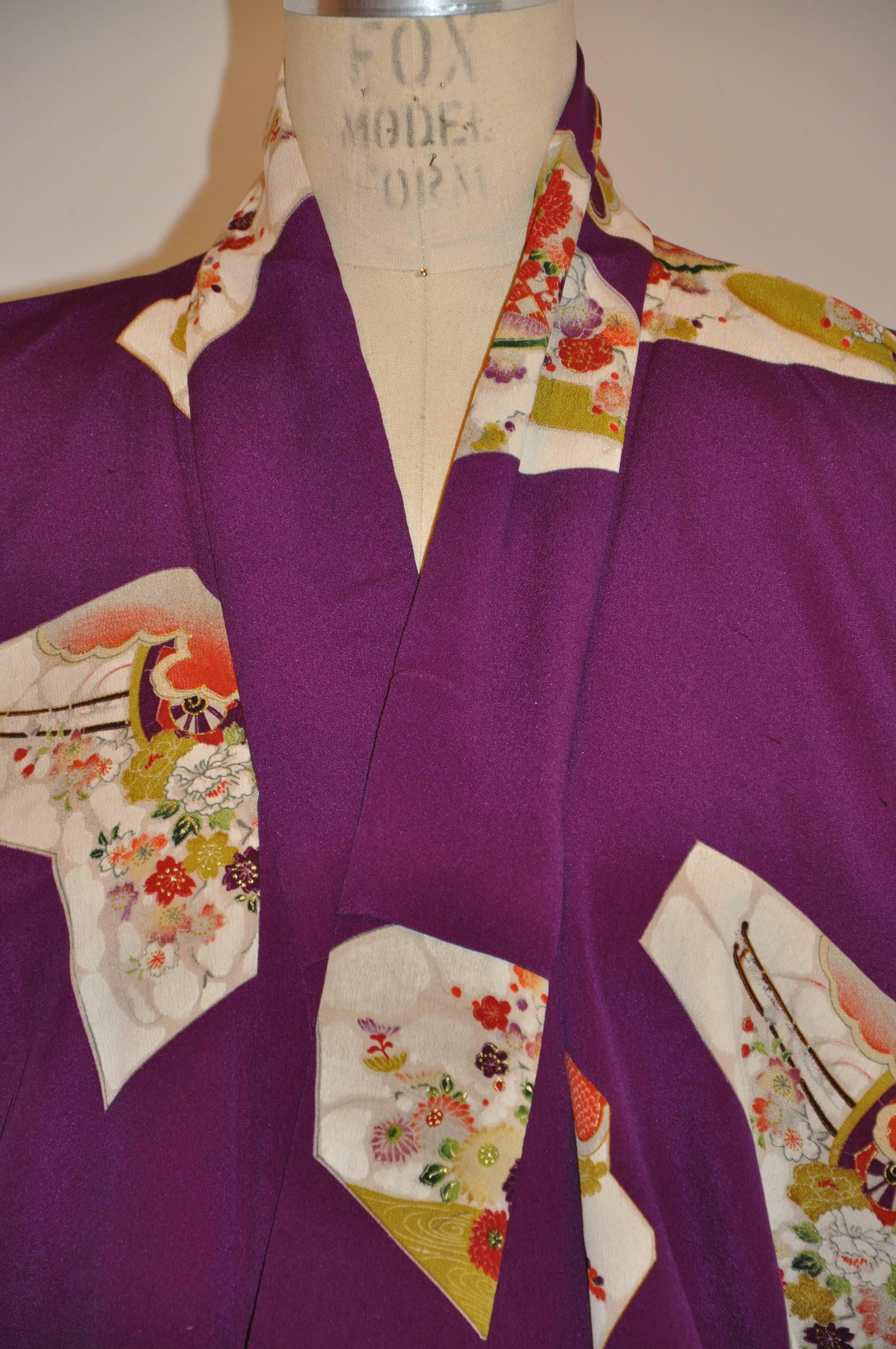        Dieser wunderbar kräftige violette Seidenkimono ist mit mehrfarbigen Blumendetails in abstrakten Blöcken übersät. Die Länge misst 51