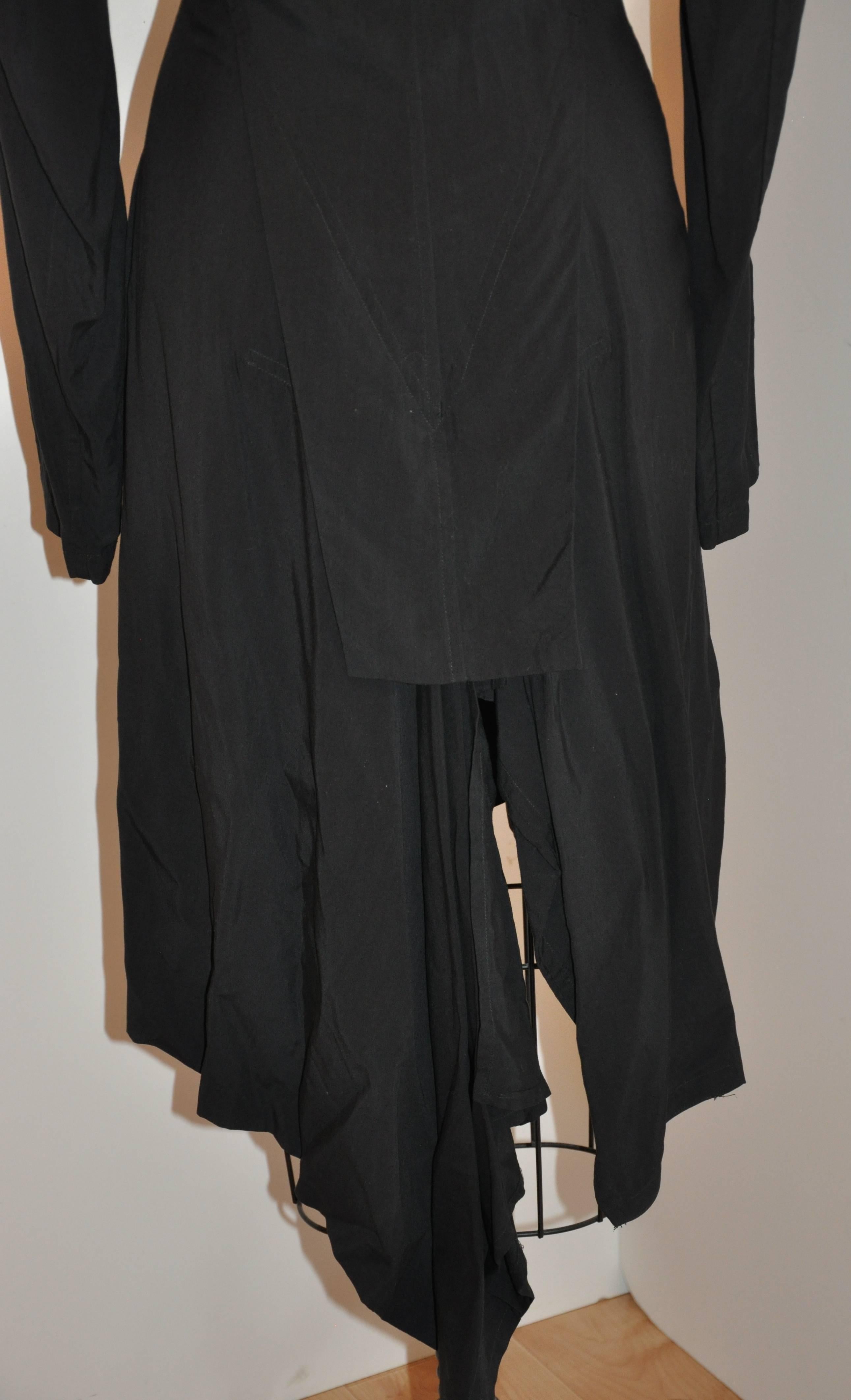 Yoji Yamamoto „Gothic Collection“ Schwarzer dekonstruierter Mantel mit Knopfleiste/Schminkmantel im Angebot 2