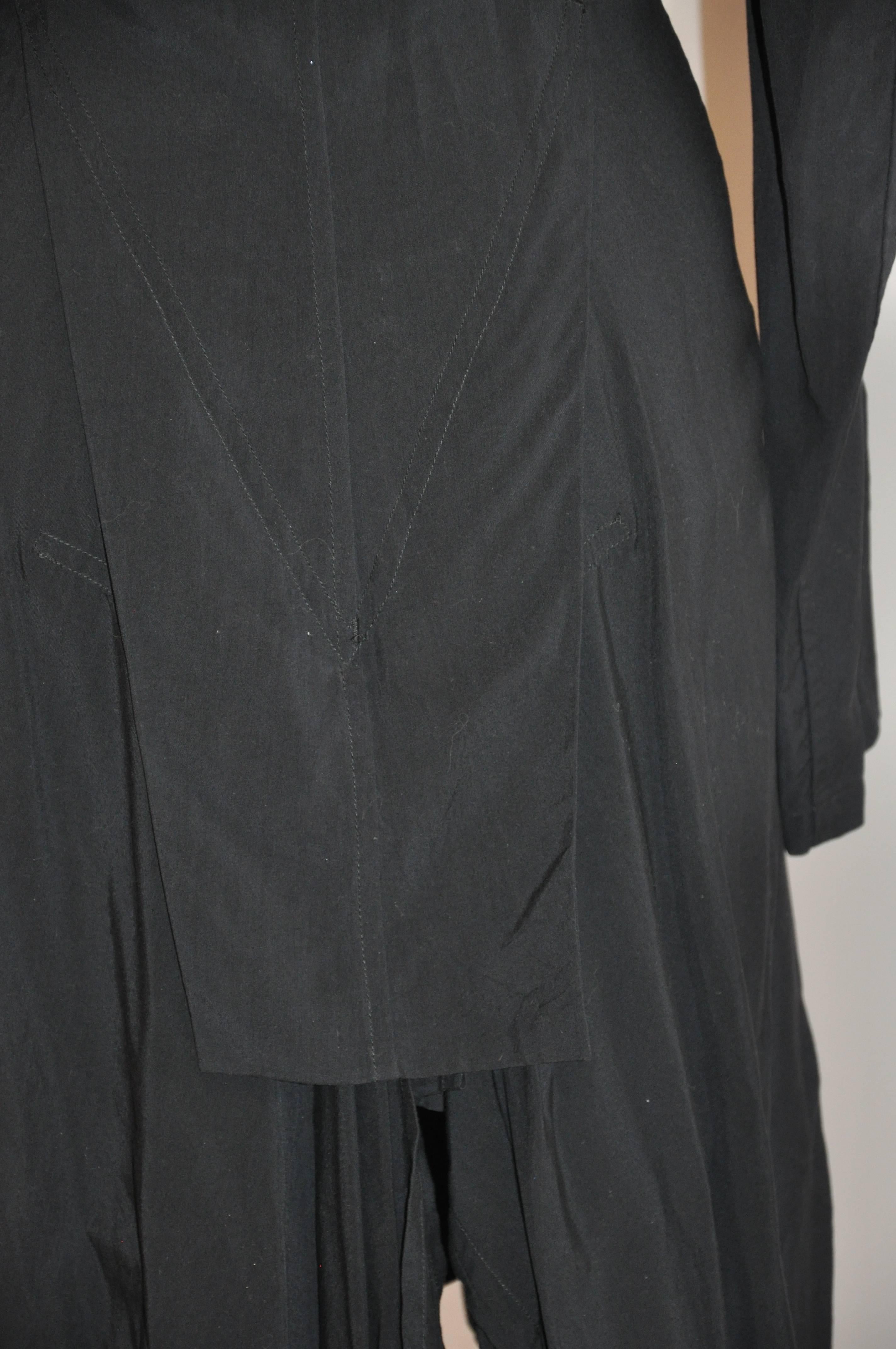 Yoji Yamamoto „Gothic Collection“ Schwarzer dekonstruierter Mantel mit Knopfleiste/Schminkmantel im Angebot 3