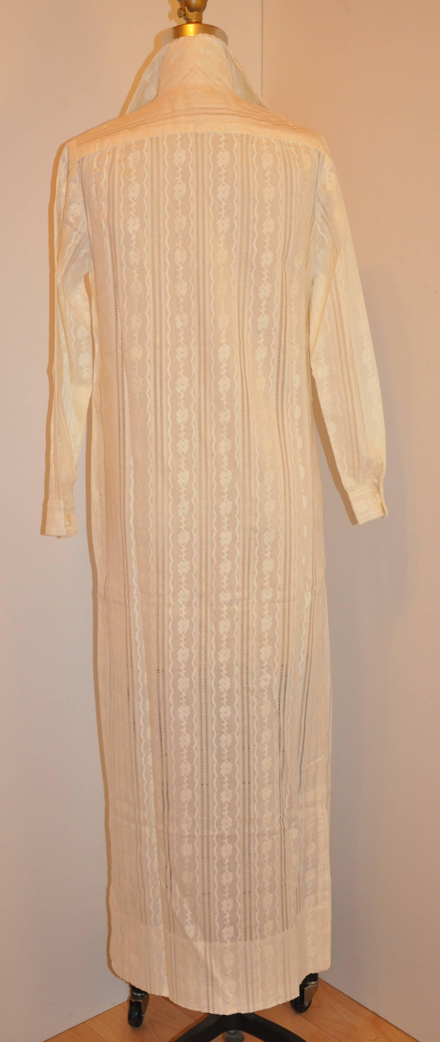        Questo meraviglioso e dettagliato cotone avorio con ricami e occhielli può essere utilizzato sia come maxi abito che come maxi cappotto primaverile o estivo. Ci sono due fessure alte che misurano 14 1/2