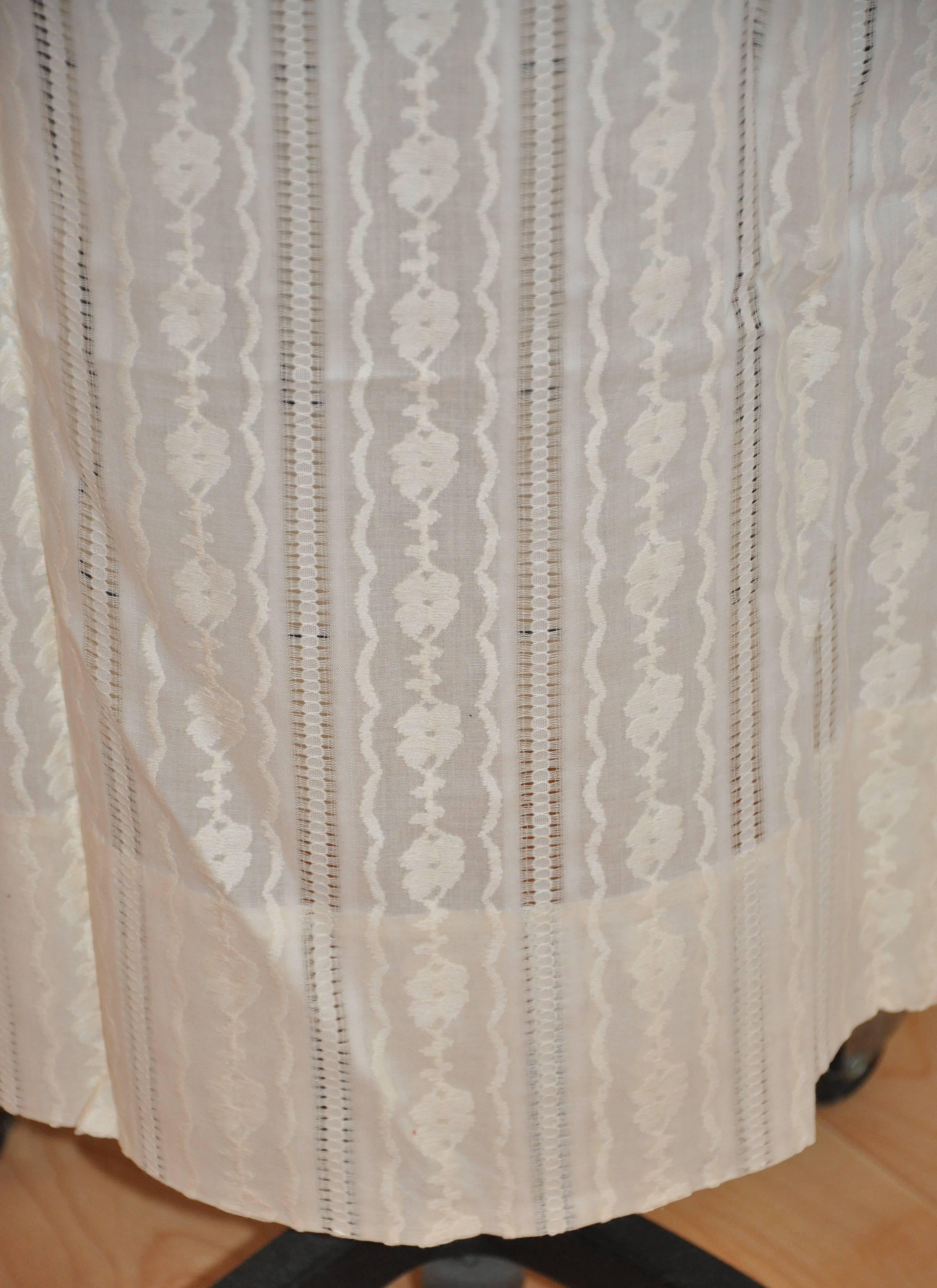 Beige Maxi cappotto/abito in cotone avorio ricamato e con bottoni a occhiello con spacchi alti in vendita