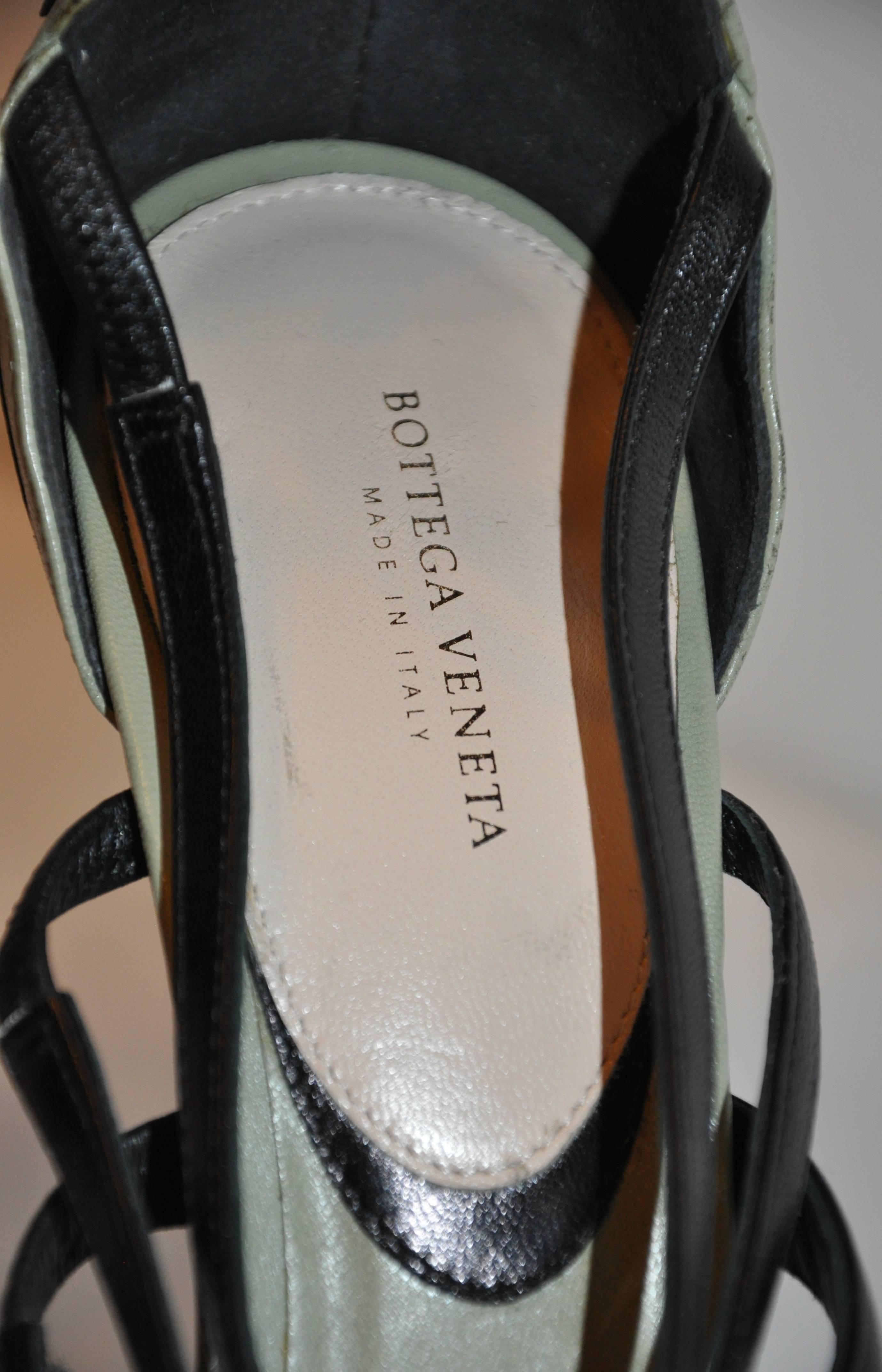 Noir Bottega Veneta - Chaussures à talons à lanières à lanières olive et noires « édition limitée » en vente