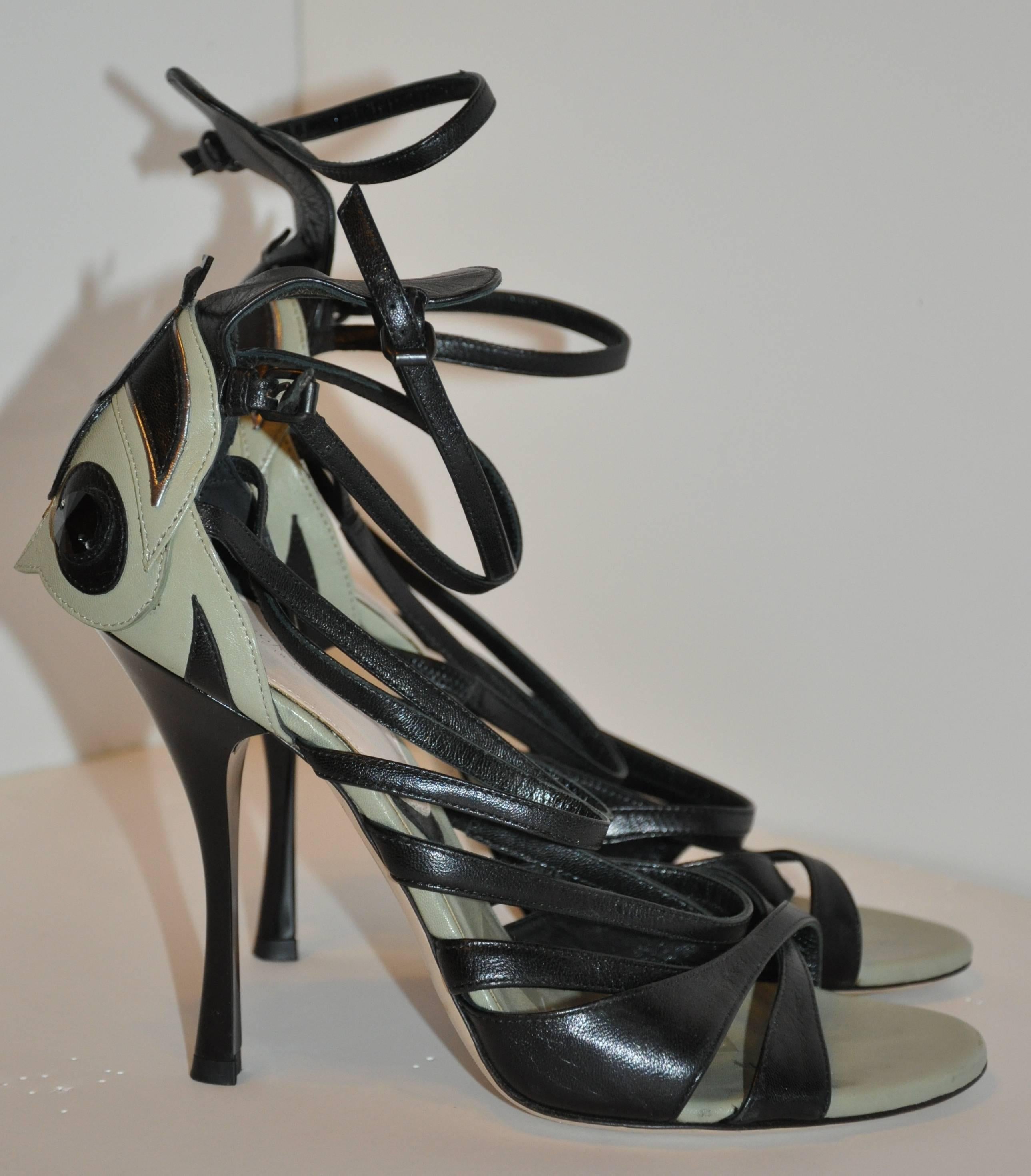 Bottega Veneta - Chaussures à talons à lanières à lanières olive et noires « édition limitée » en vente 1