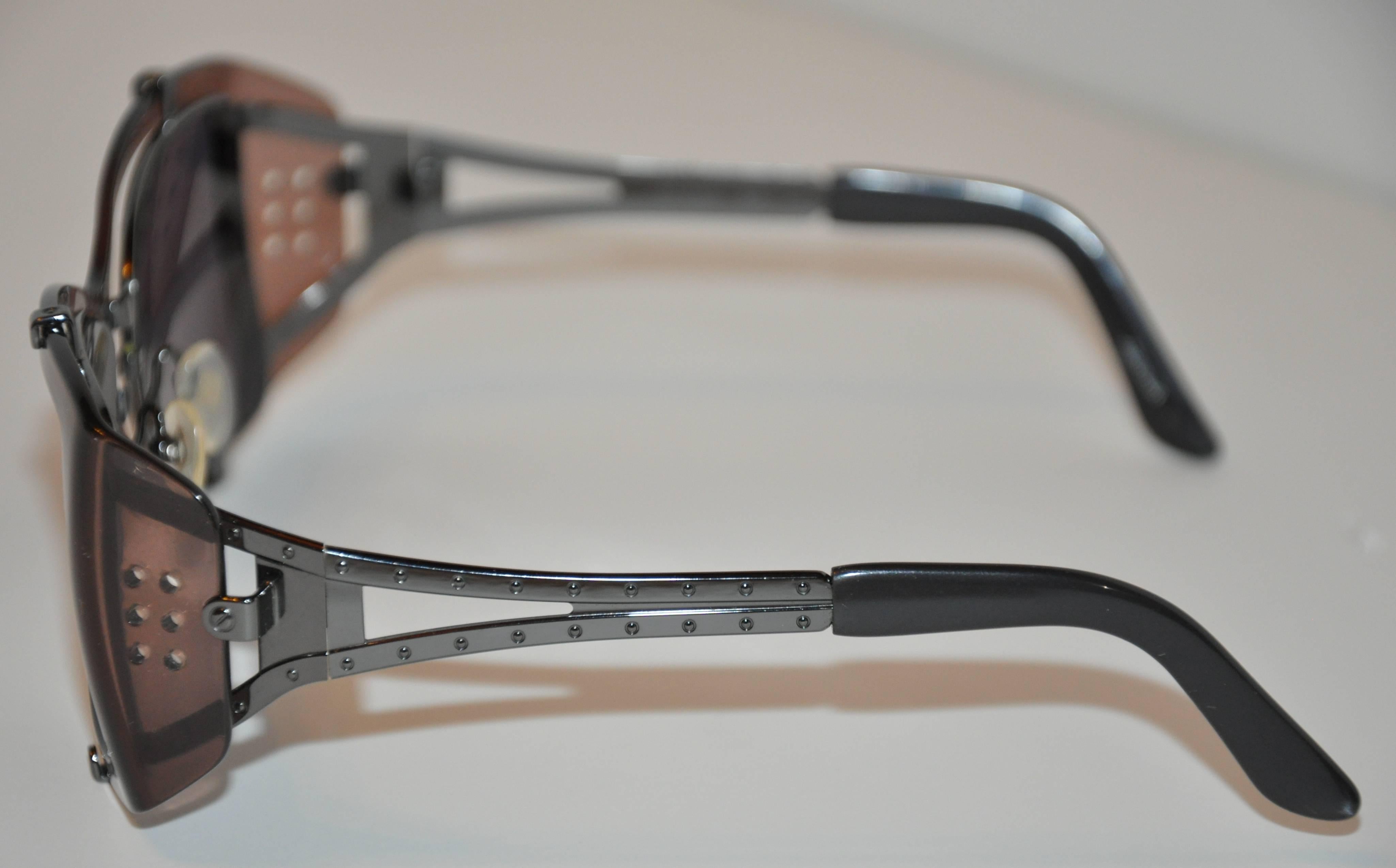 Jean Paul Gaultier Sonnenbrille mit Rauchbeschlägen und Lucite- Nieten (Schwarz) im Angebot