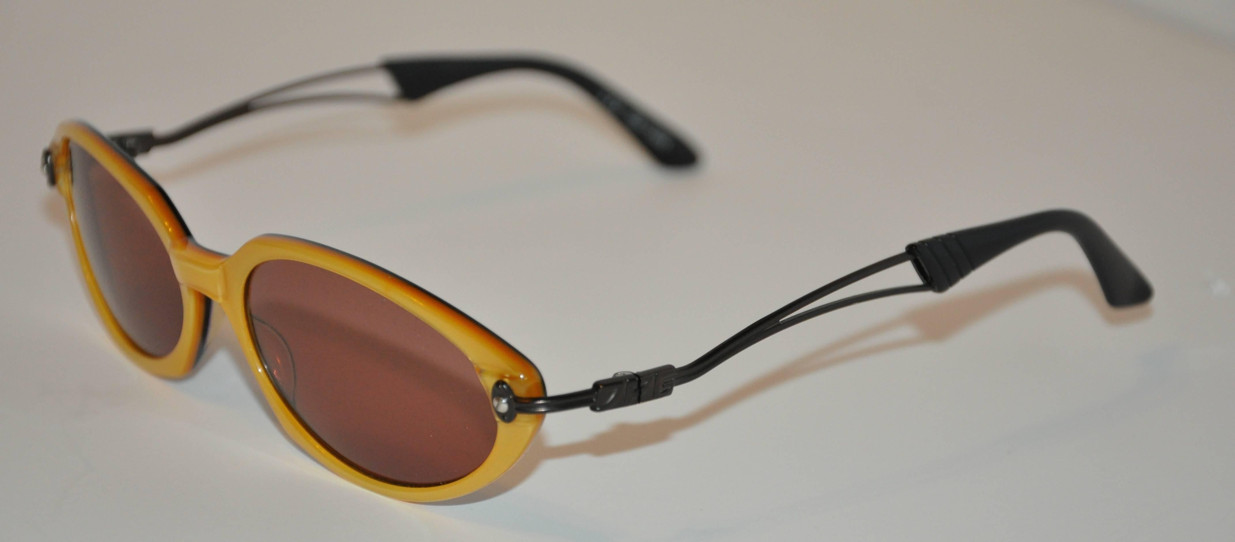         Les lunettes de soleil Jean Paul Gaultier, merveilleusement détaillées en lucite dorée, sont finies avec un intérieur en lucite noire. Les bras sont en métal noir avec des extrémités en lucite noire. La longueur sur le devant mesure 5 3/4