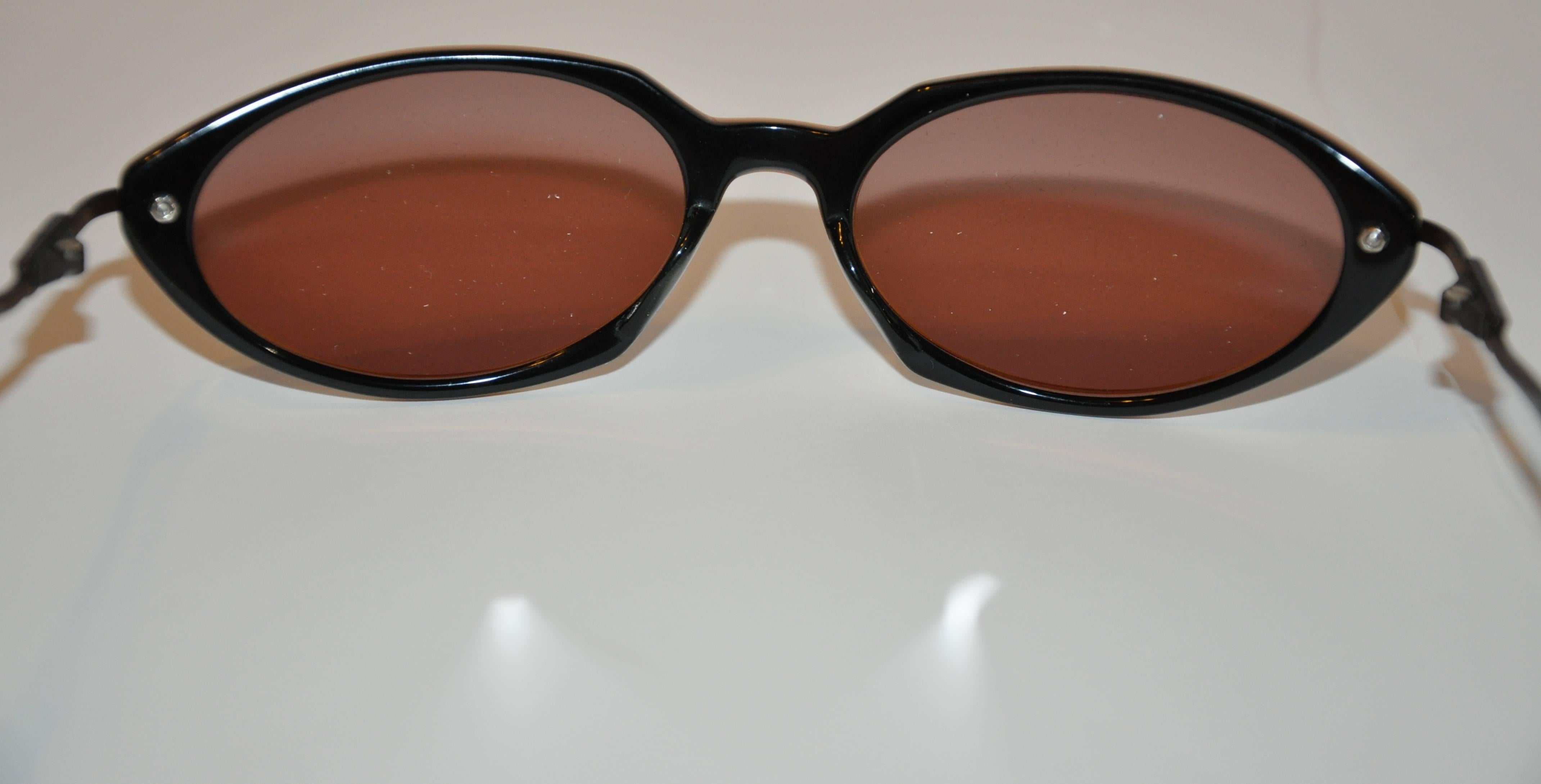 Jean Paul Gaultier - Lunettes de soleil intérieures en lucite dorée et lucite noire en vente 1