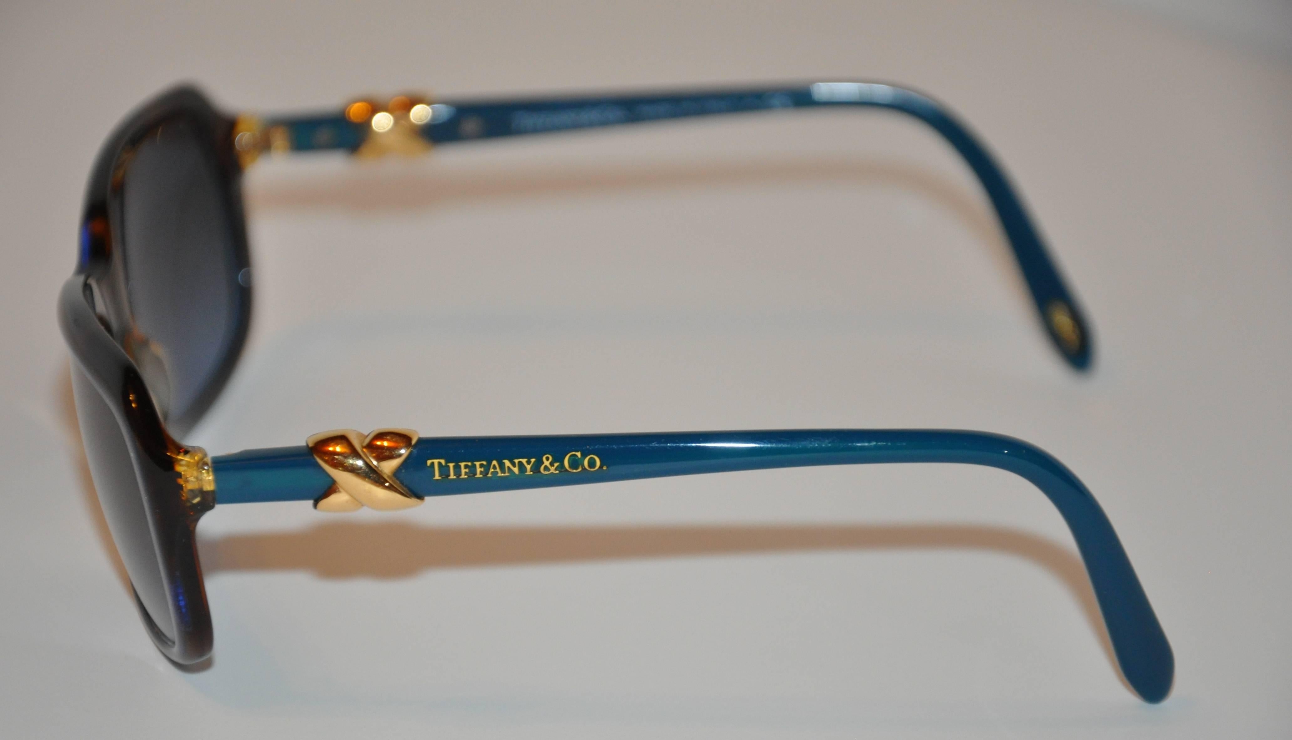 Noir Lunettes de soleil Tiffany & Co dorées « Love » avec accoudoirs turquoise et détails en métal en vente