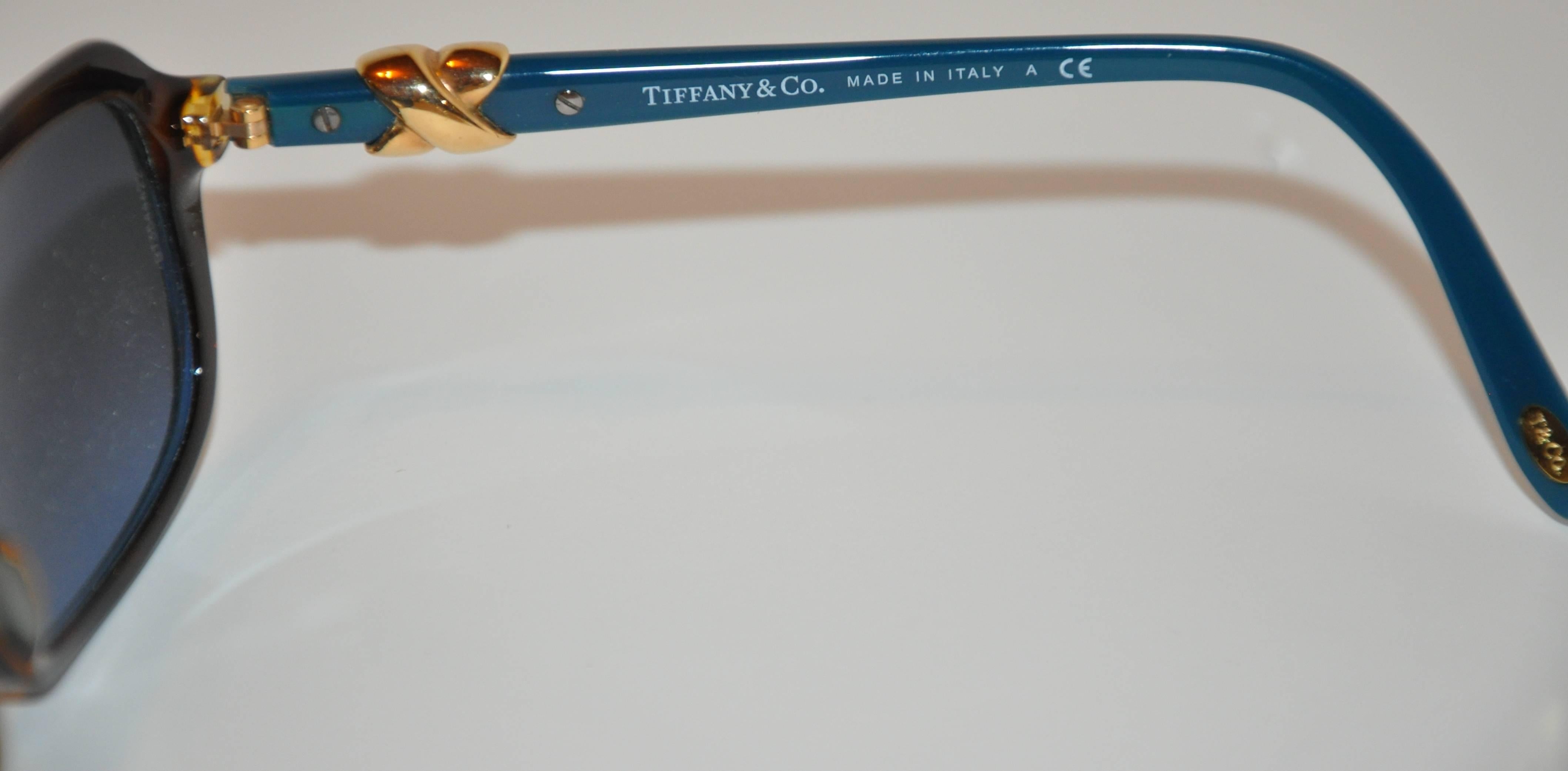 Lunettes de soleil Tiffany & Co dorées « Love » avec accoudoirs turquoise et détails en métal Bon état - En vente à New York, NY
