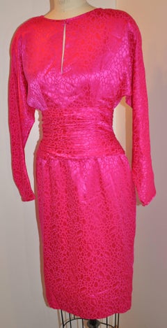 Flora Kung Fuchsia Multi-Tier Train & Robe de soirée de cocktail en soie avec nœud de papillon