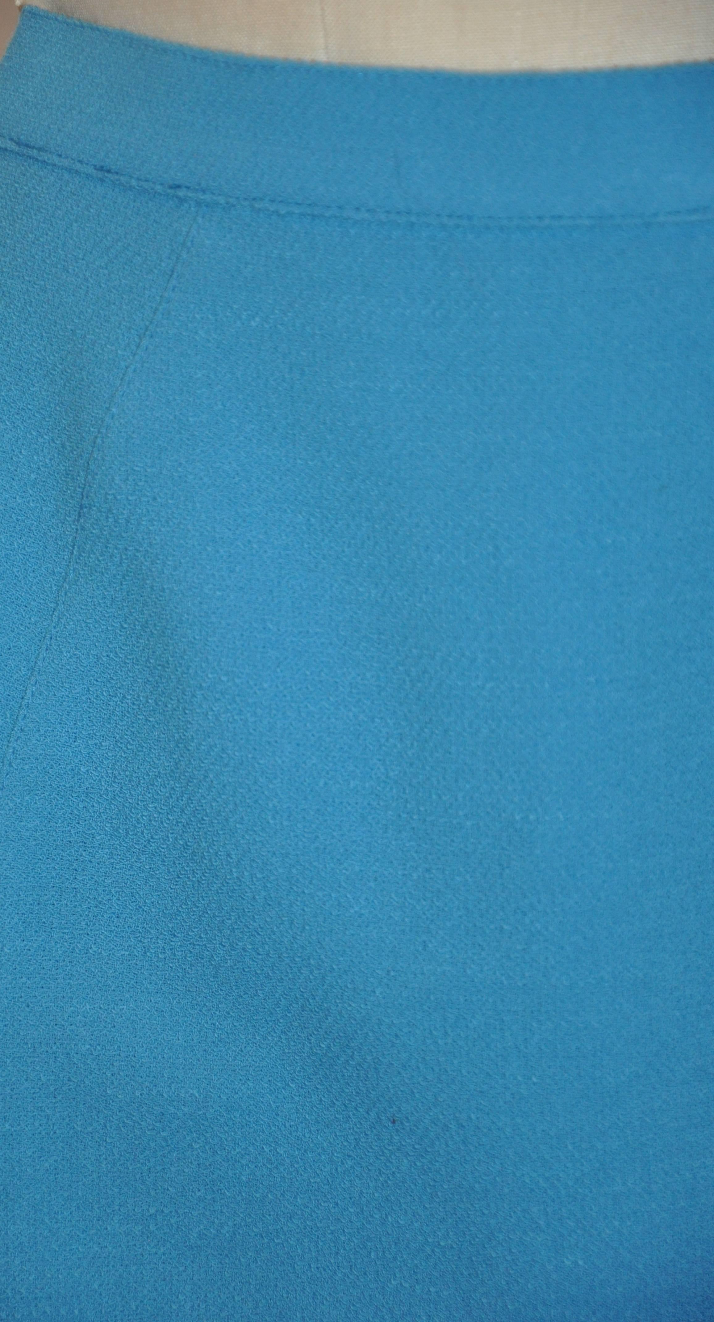        La magnifique jupe en crêpe de laine turquoise de Thierry Mugler, entièrement doublée, est ornée de surpiqûres détaillées et mesure 17 1/2