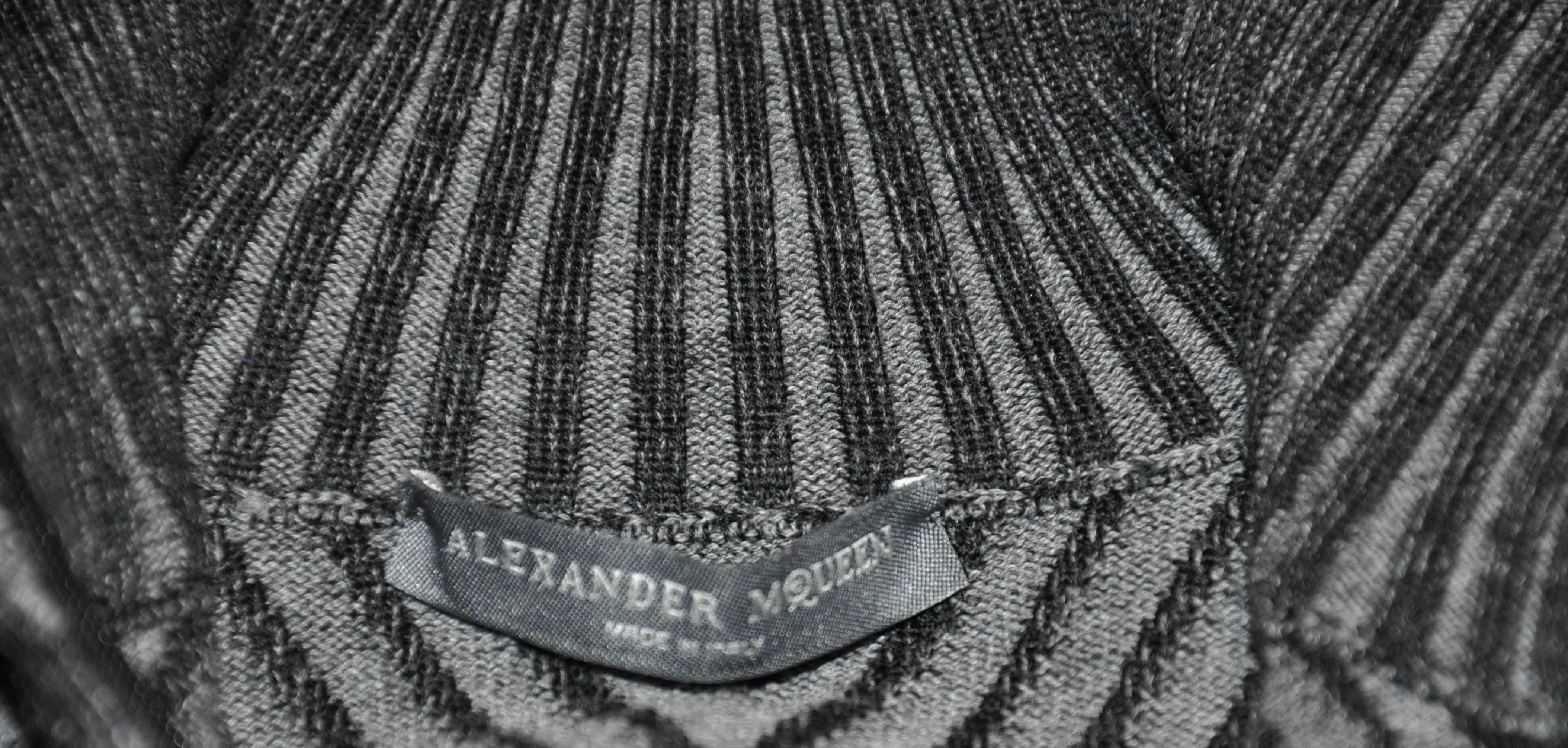 Alexander McQueen Vestido Abstracto de Cuello Alto Gris y Carbón Ceñido al Cuerpo en Bastante bueno estado para la venta en New York, NY