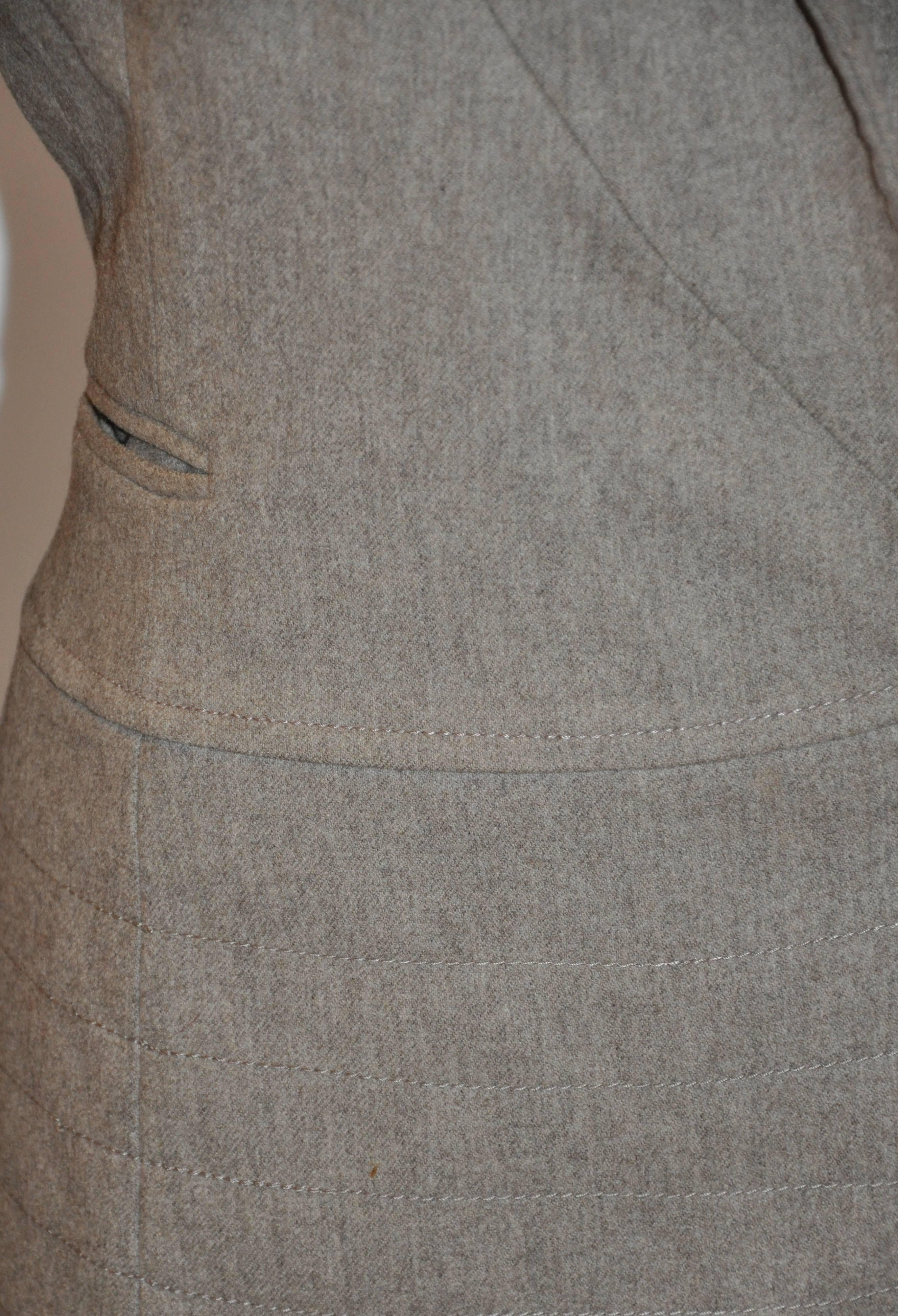 Claude Montana Braun Taupefarbene hochgeschlossene Jacke mit Reißverschluss vorne im Zustand „Gut“ im Angebot in New York, NY