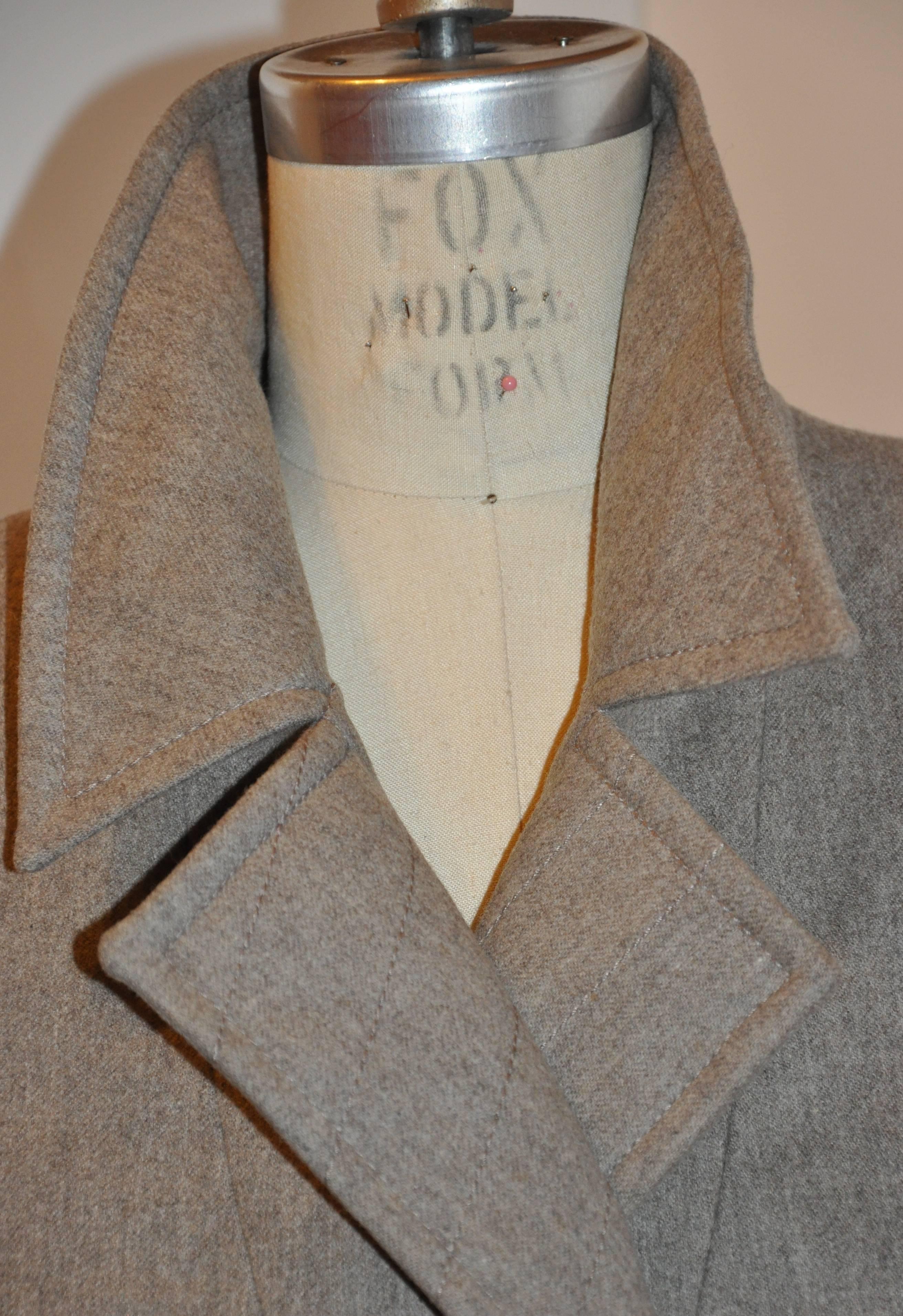 Claude Montana Braun Taupefarbene hochgeschlossene Jacke mit Reißverschluss vorne für Damen oder Herren im Angebot