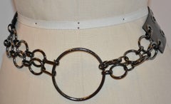 Cinturón con cadena de eslabones de piel de becerro curvada verde oliva y herrajes plateados Yves Saint Laurent