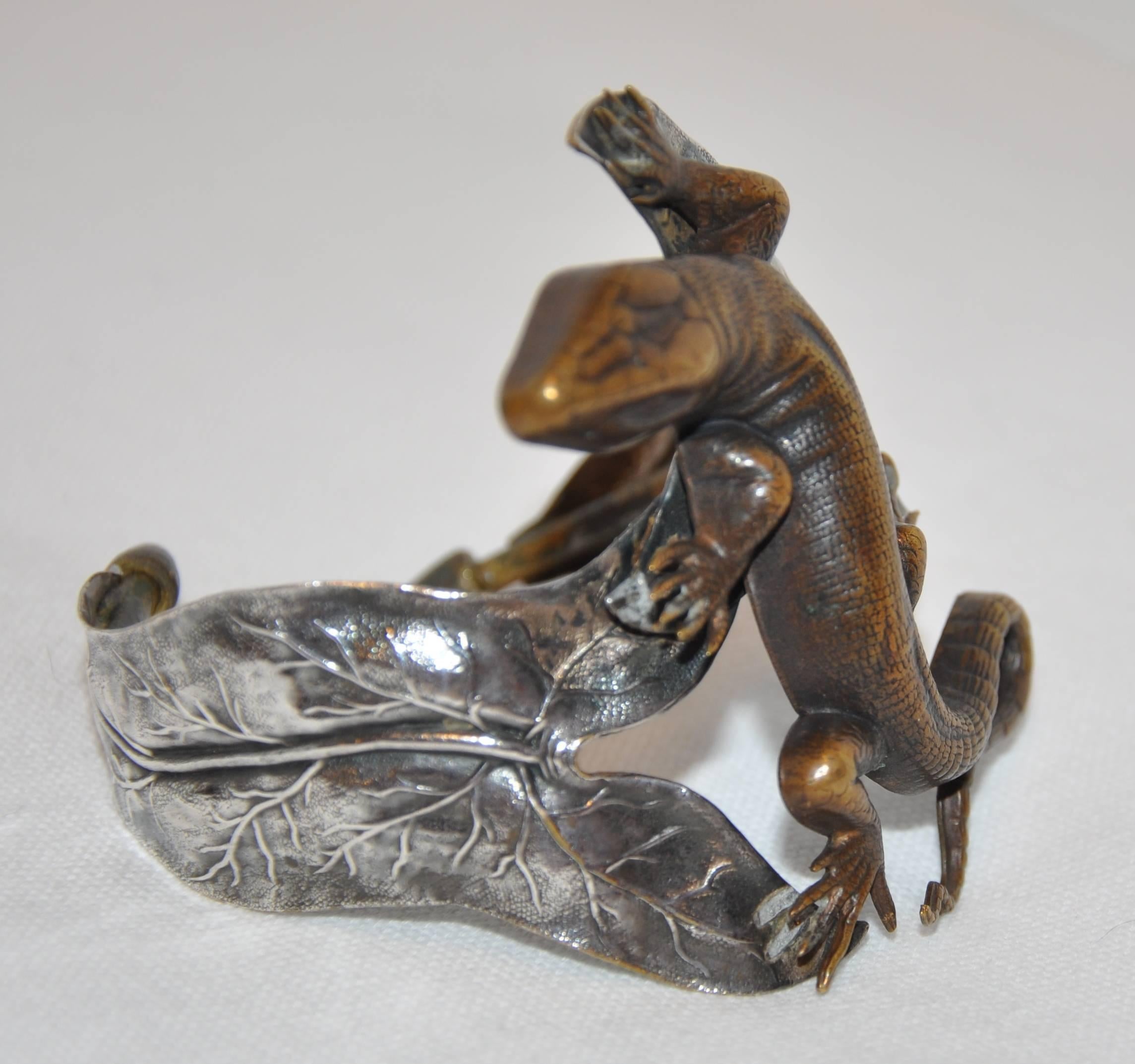 Artigiano Bracciale regolabile con foglie d'argento e lucertole di bronzo dettagliate, con chiusura a forma di braccialetto in vendita