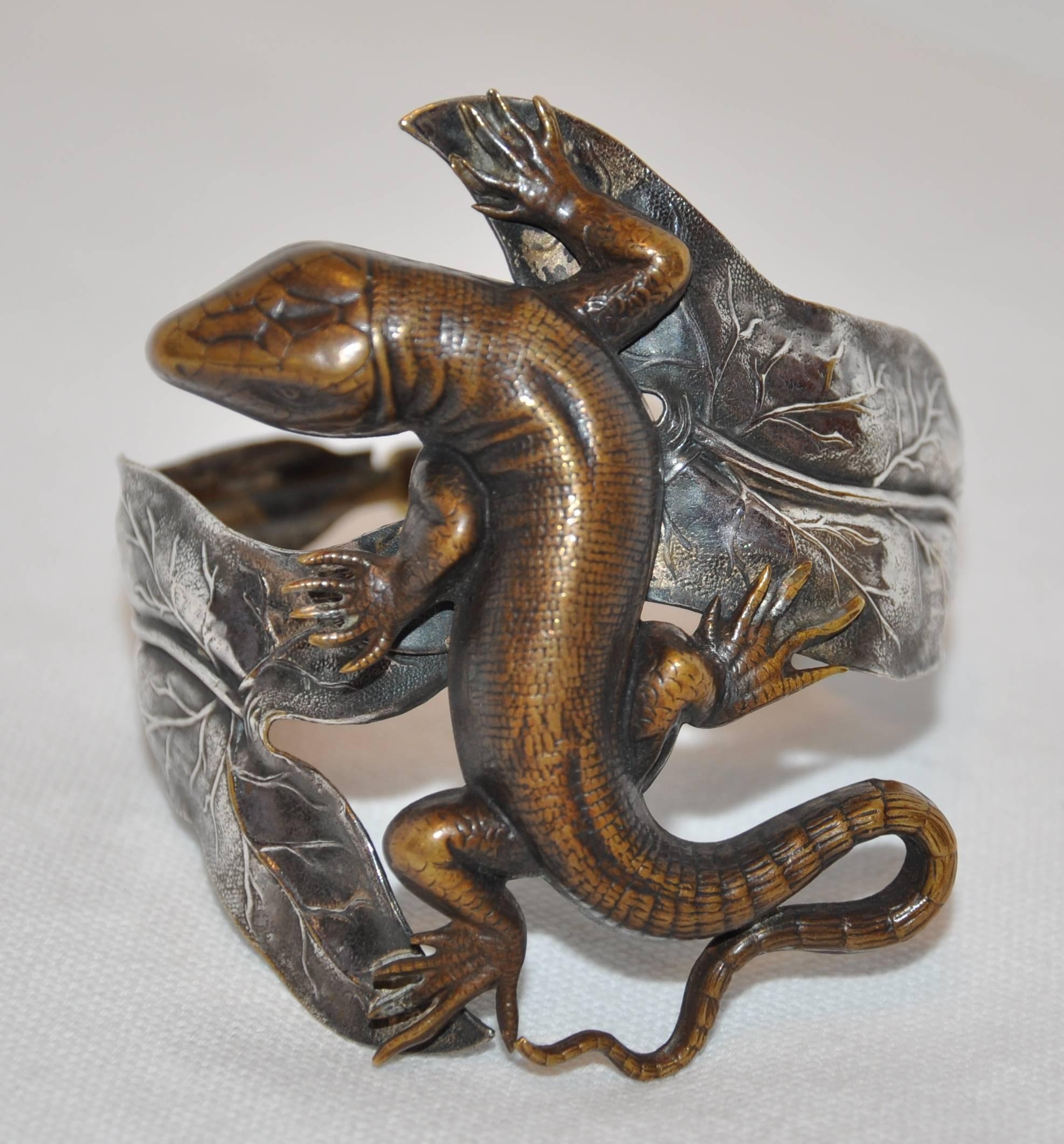 Bracciale regolabile con foglie d'argento e lucertole di bronzo dettagliate, con chiusura a forma di braccialetto In condizioni buone in vendita a New York, NY
