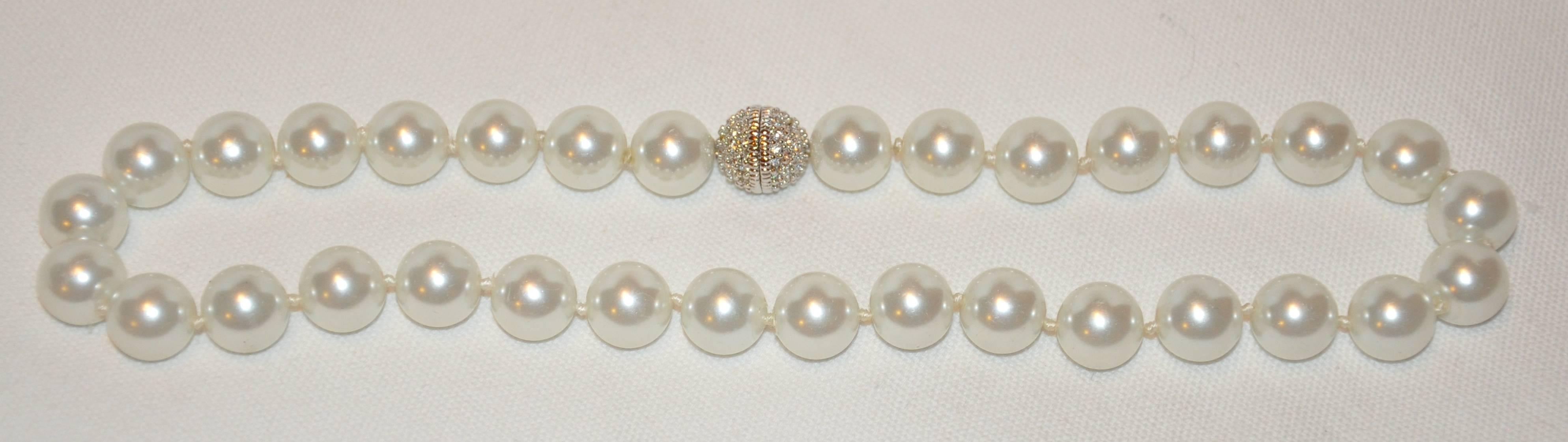 Chanel-inspirierte große Perlenkette mit Strasssteinen akzentuiert (Neobarock) im Angebot