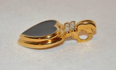 Kenneth Jay Lane Vergoldetes Gold Vermeil-Hardware mit schwarzer Emaille-Anhänger