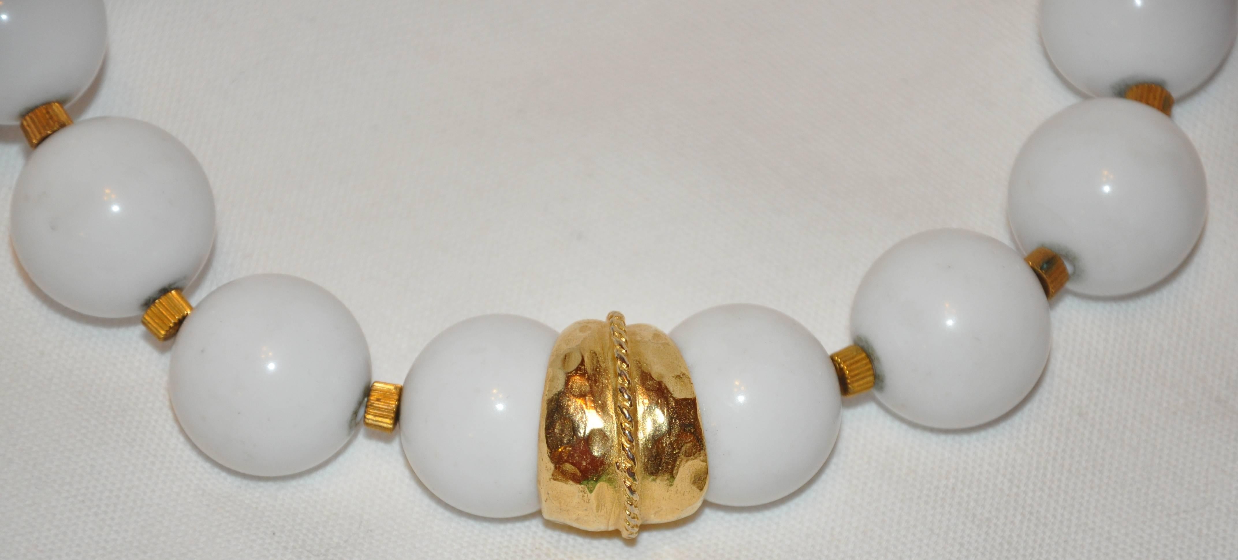        La splendida collana di perline bianche di Kenneth Jay Lane è accentuata da micro ferramenta in vermeil dorato e rifinita al centro con ferramenta in vermeil dorato. La lunghezza totale è di 19,5 pollici, mentre la larghezza delle perline