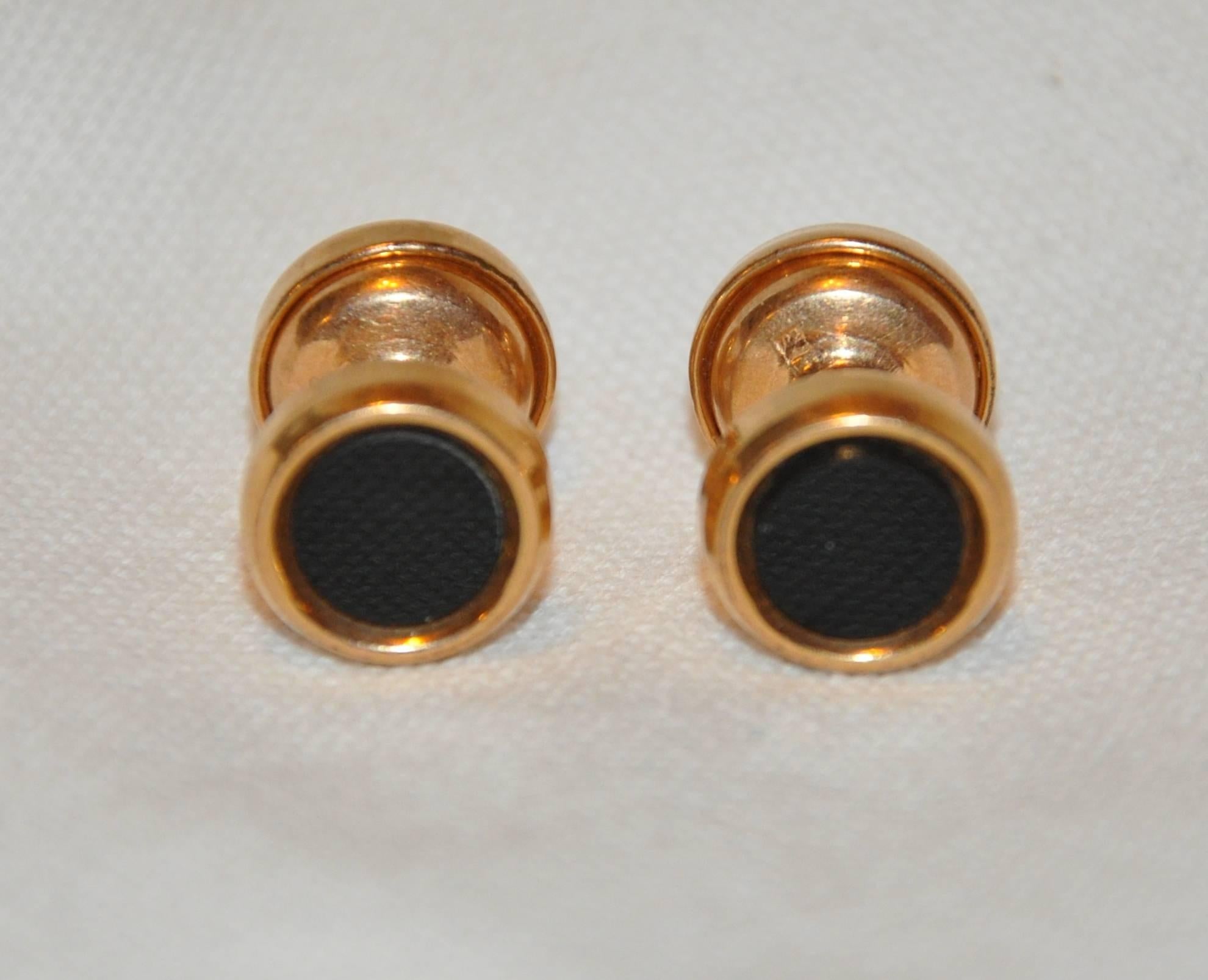     l'or jaune 14K accentué d'un centre en onyx est terminé par des boutons de manchette en chaîne qui mesurent 1 1/2 pouces de circonférence, la profondeur mesure 3/4 pouce. Marque du fabricant gravée à l'intérieur.